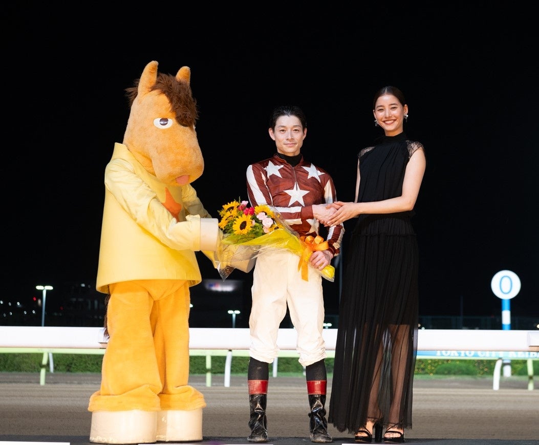 優勝した御神本訓史騎手とのフォトセッション