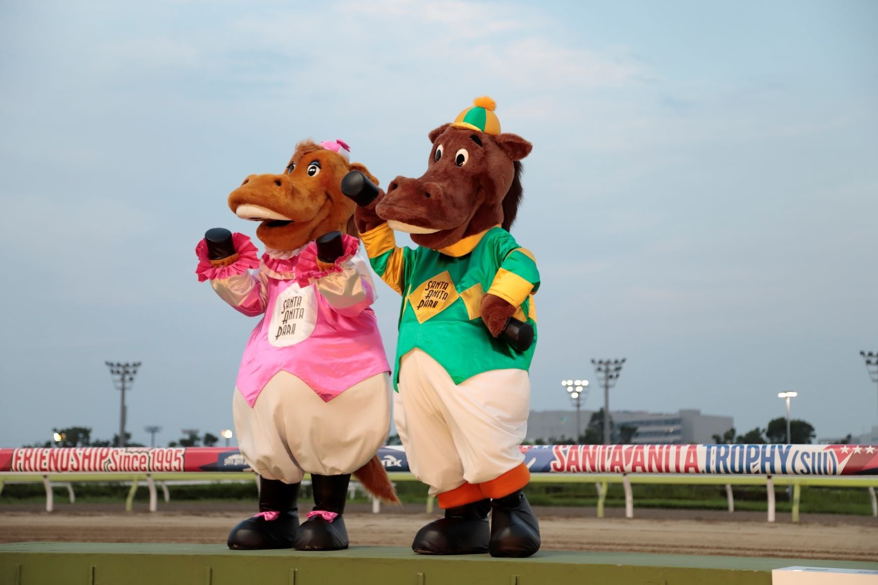 サンタアニタ競馬場のキャラクター「ラッキー」＆「ウィニー」