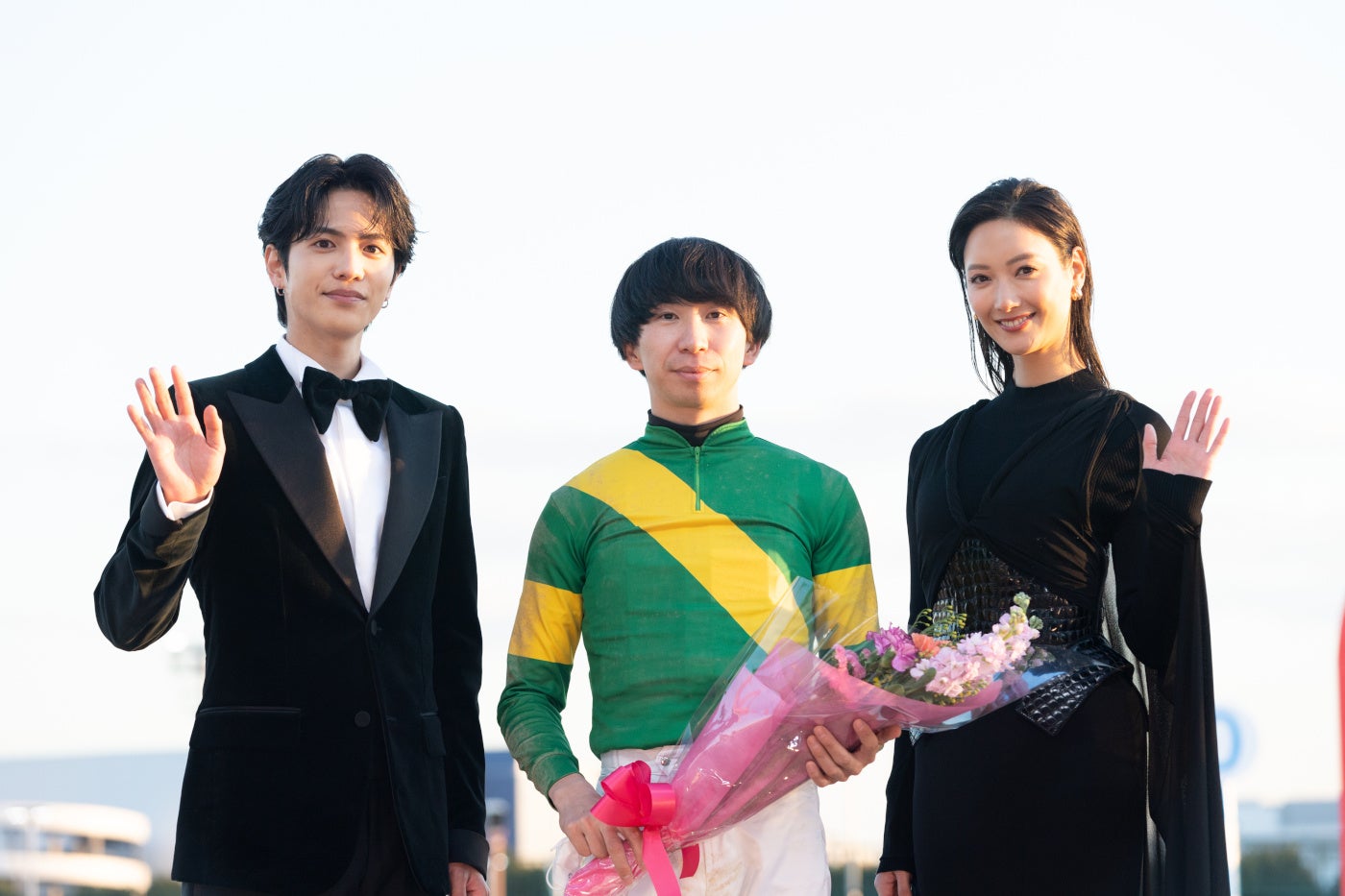 表彰式後の横山和生騎手とのフォトセッション