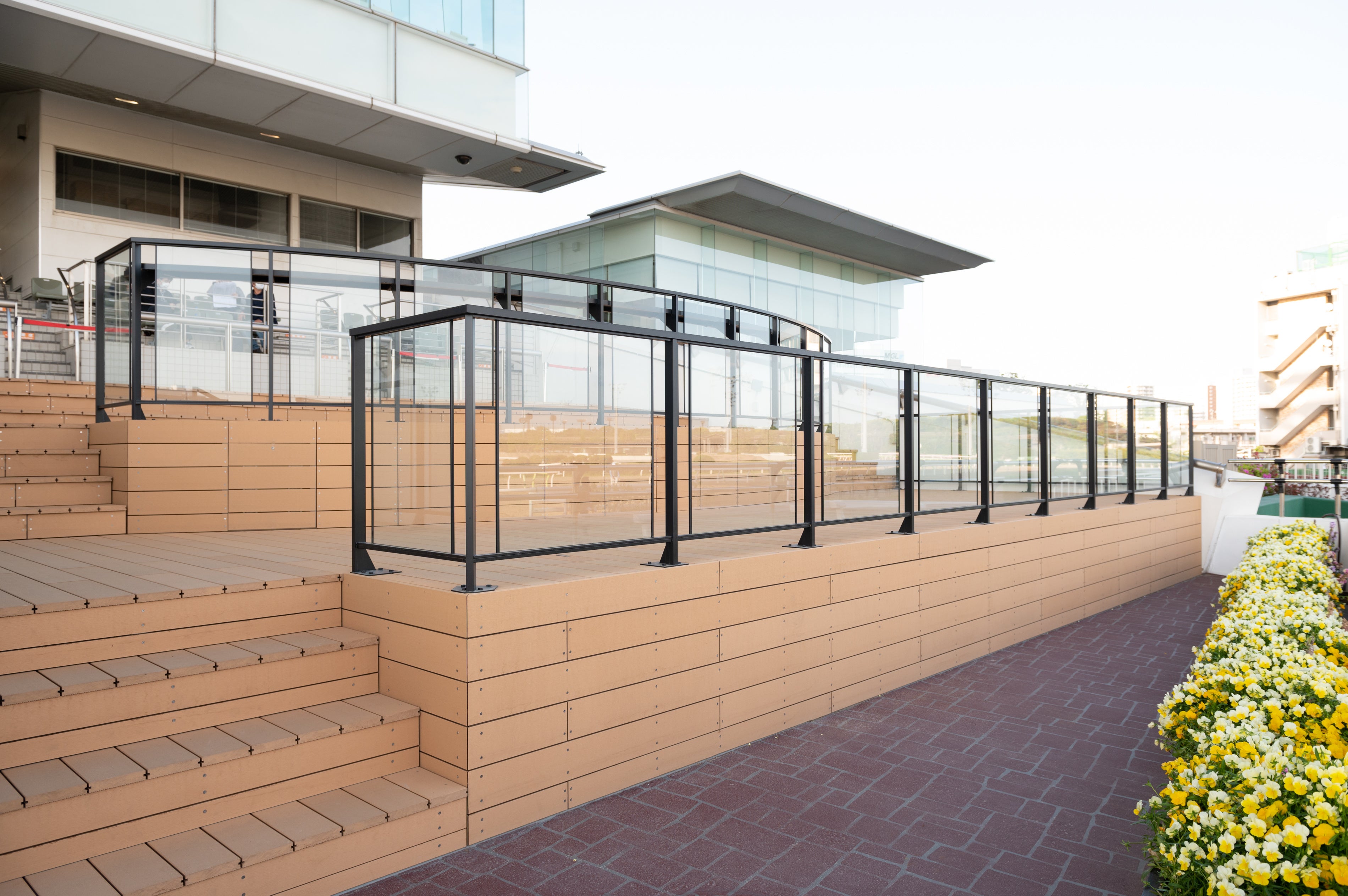 馬場側から撮影したLデッキ