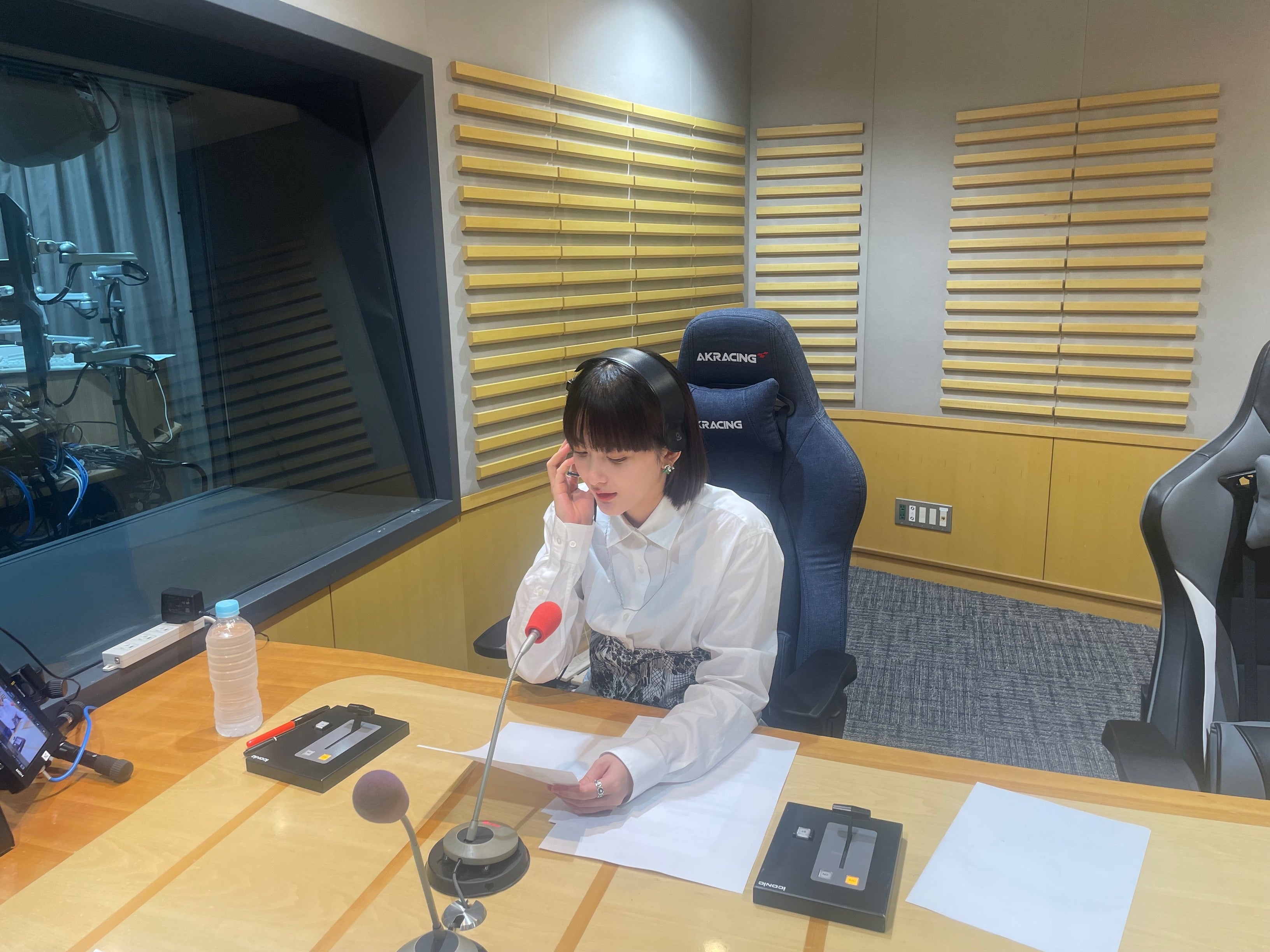 【TCKの新ラジオCMの収録に臨む長屋さん】