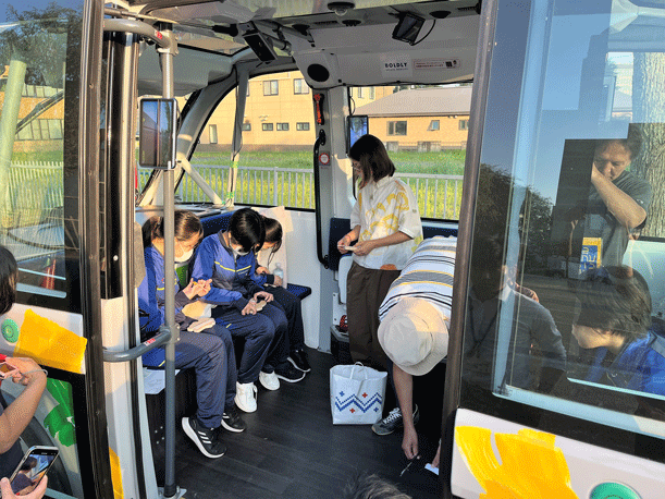 内装デザインを考える苫小牧東中学校美術部の生徒たち