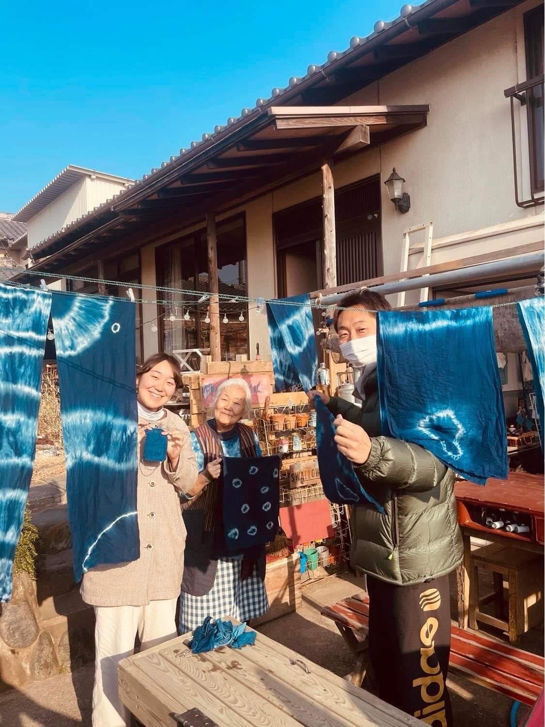 写真中央が藍染体験のホスト亀田悦子さん