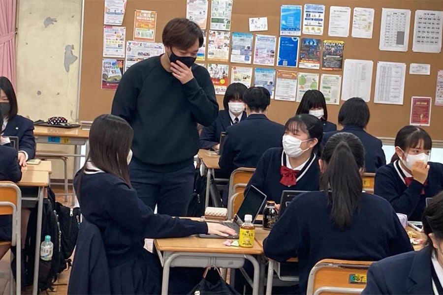 福岡女子商業高等学校での出張授業の様子