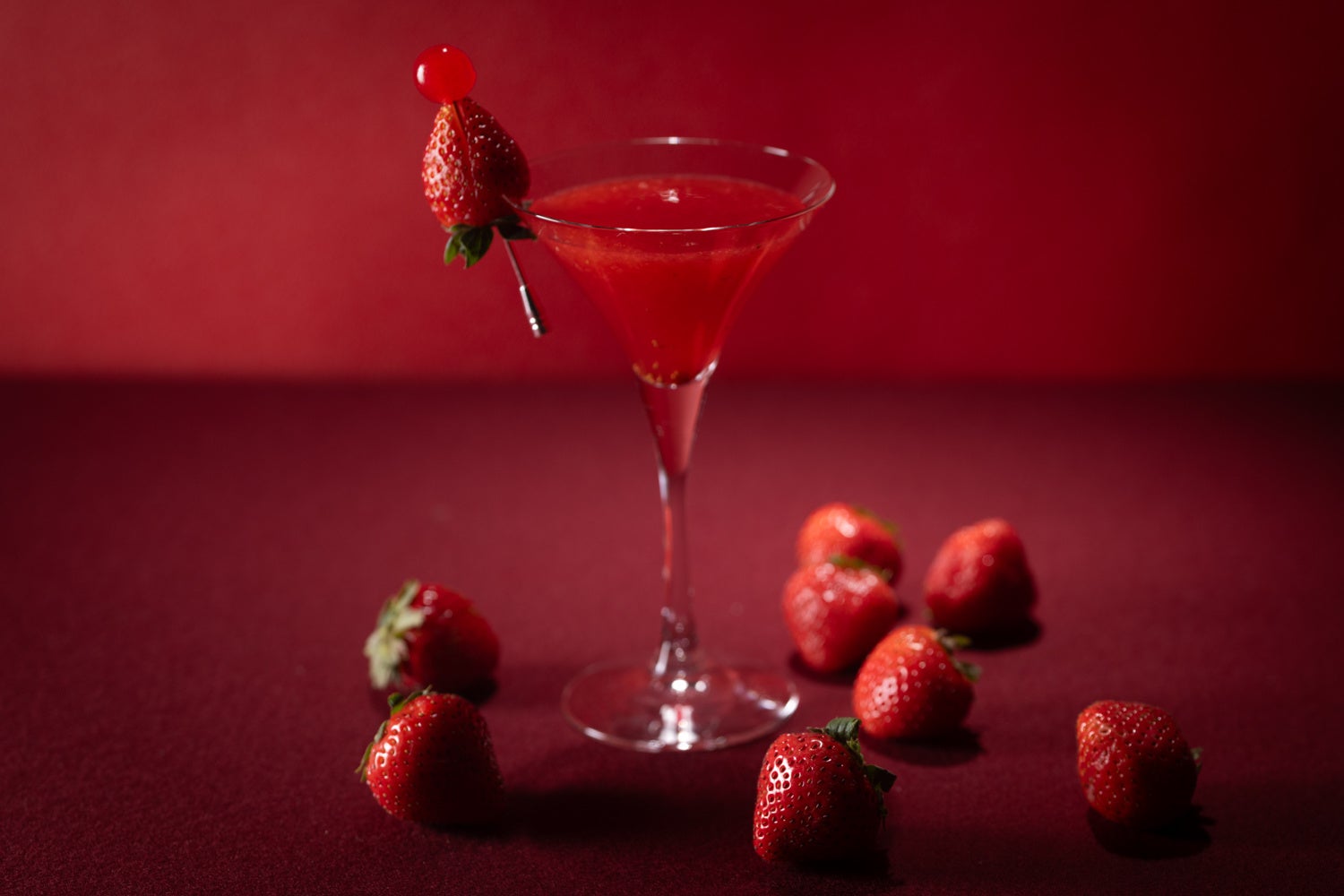 真っ赤な苺を贅沢に使用したロゼシャンパーニュのカクテル