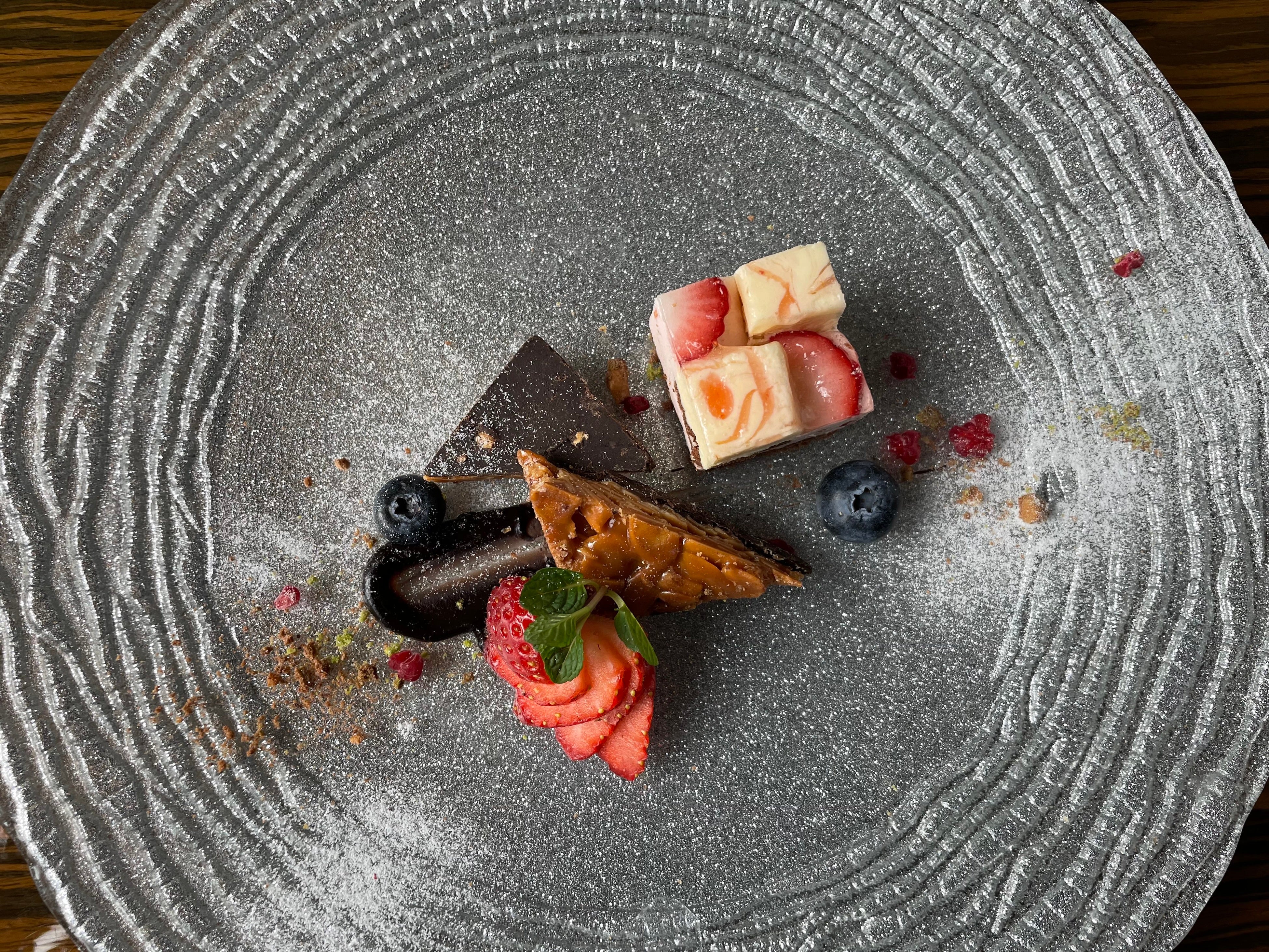 バレンタイン限定デザート2種盛り合わせ 　「ガトーフレーズとマスカルポーネのムース＆フロランタンショコラ」