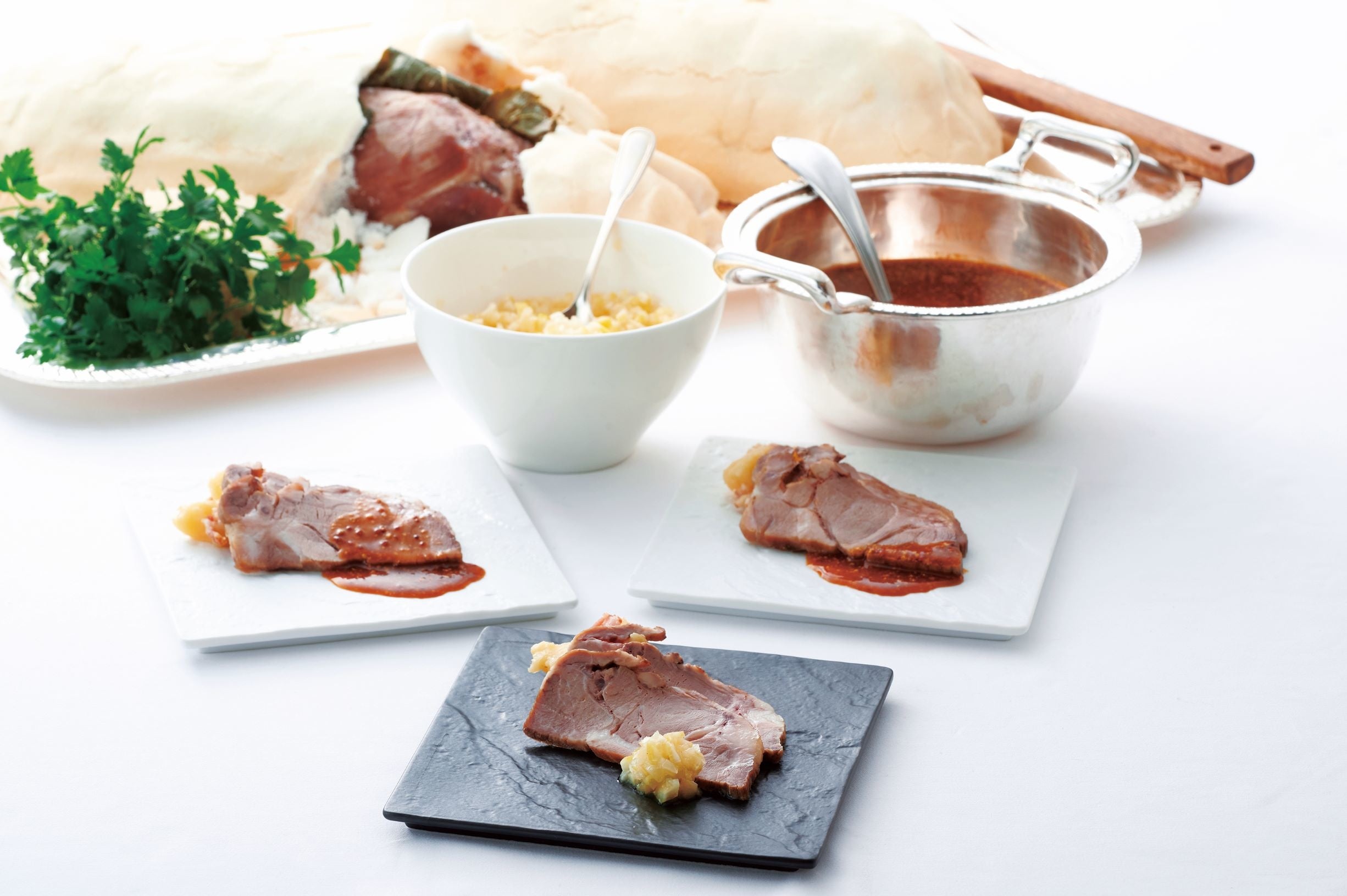 桜の葉で包んだポークの塩釜焼き　マスタードソース または シトロンソース