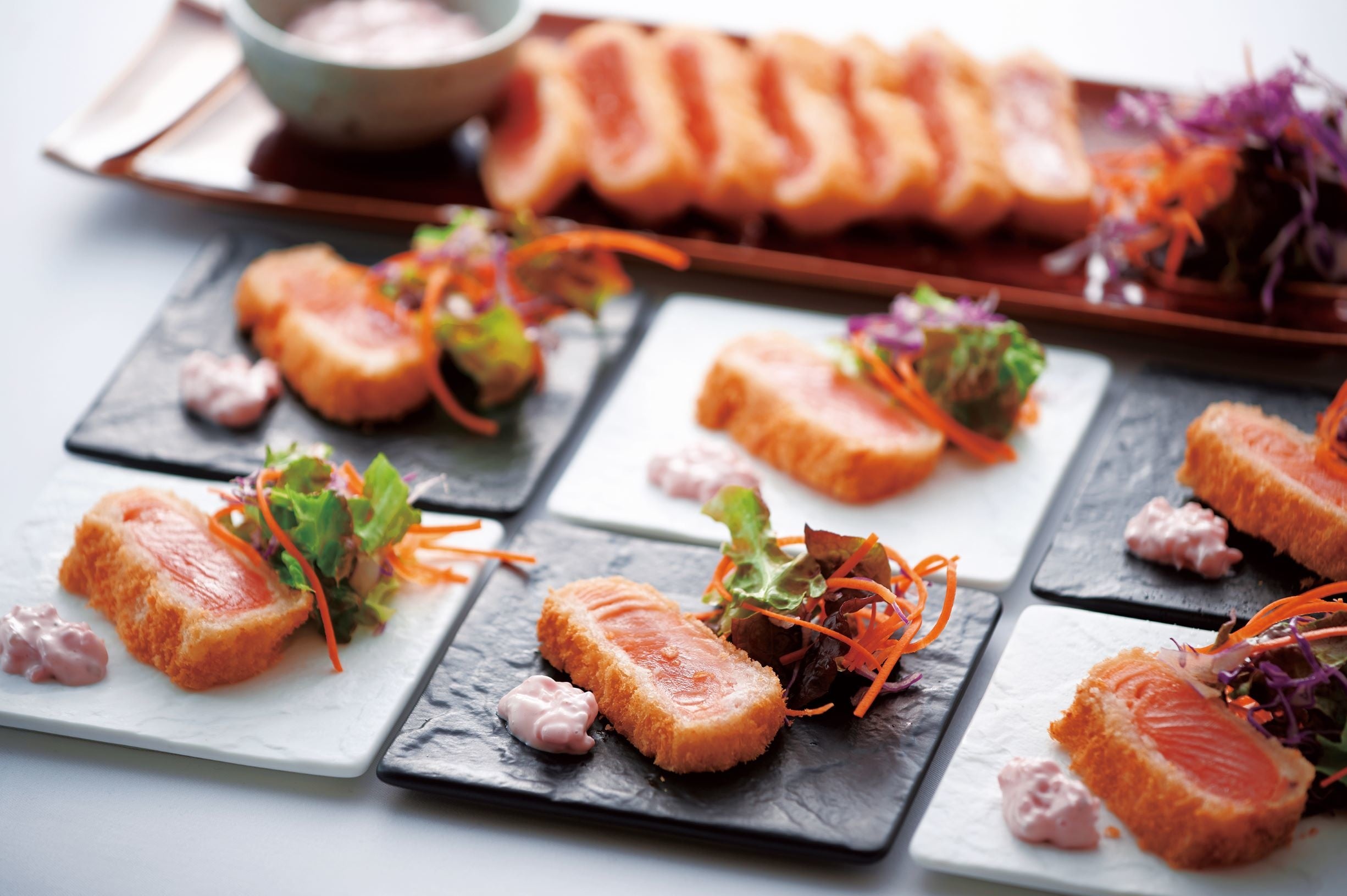 サーモンのレアカツ　桜タルタルソース または おろしポン酢