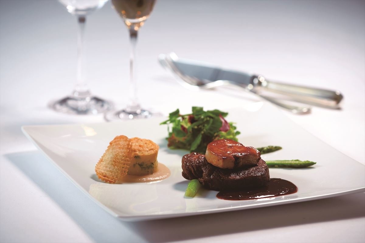 牛フィレ肉とフォワグラのポワレ　トリュフ香るペリグーソース　‟ロッシーニ”