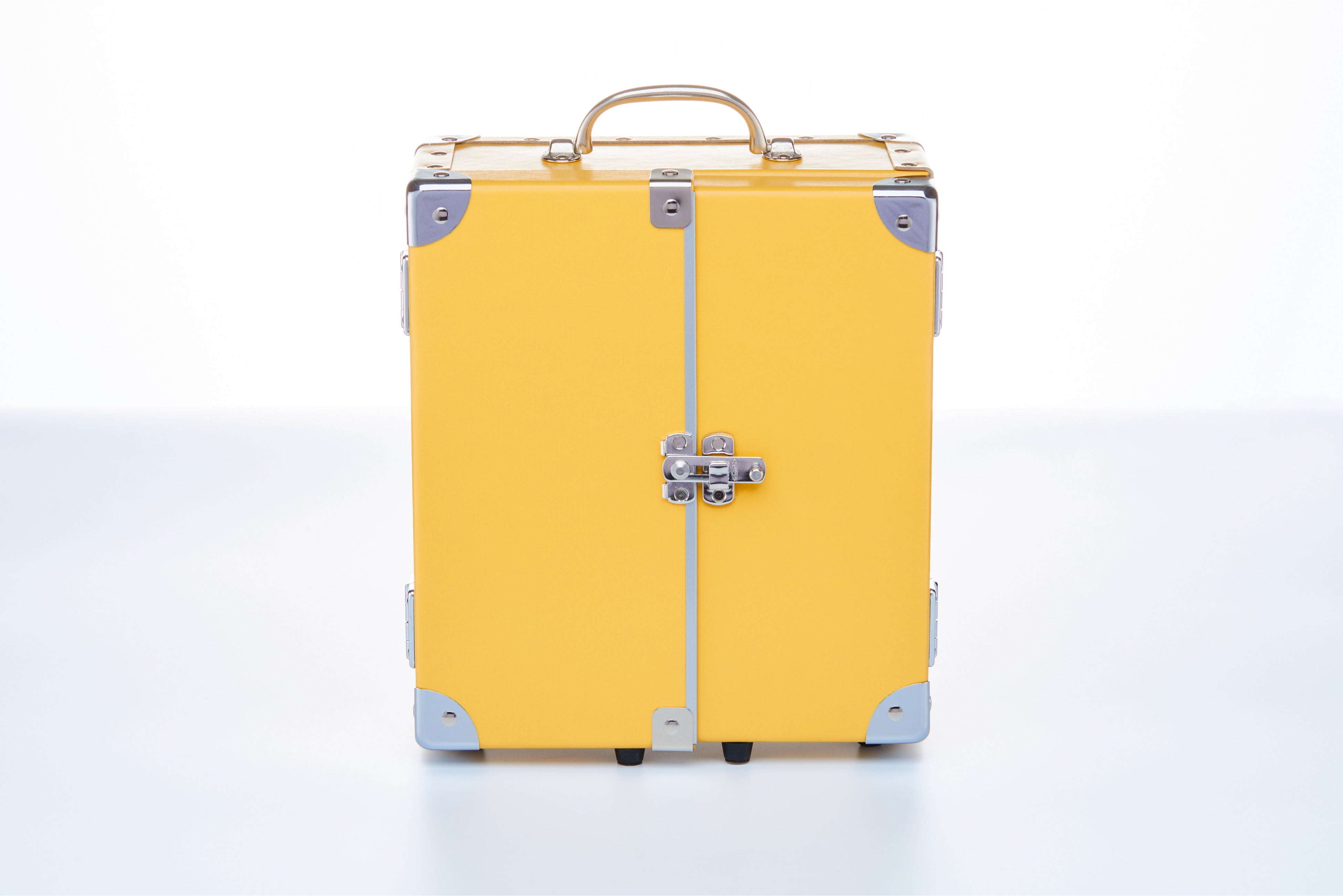 外装にリサイクル古紙を使った繊維素材を使用