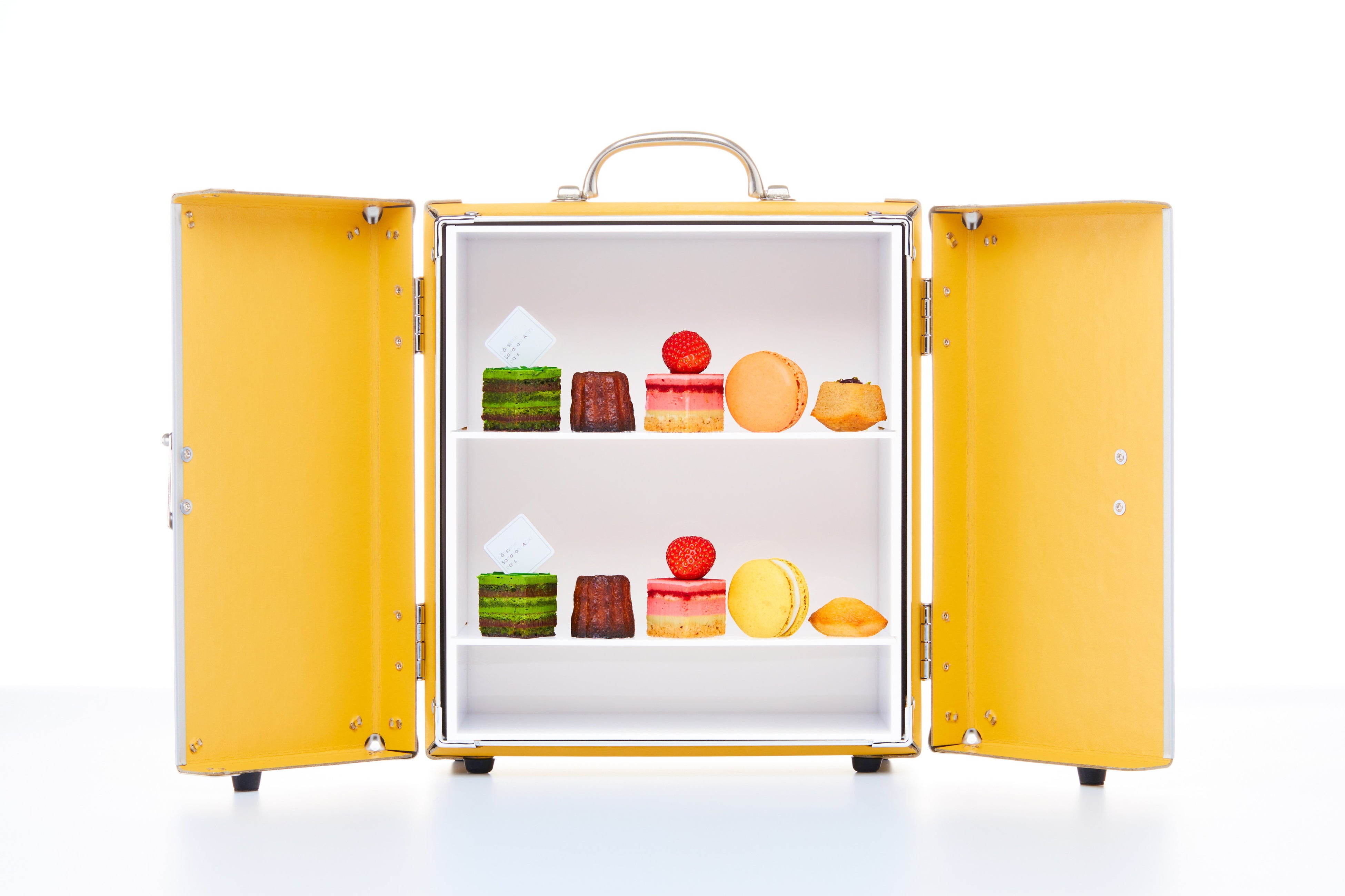 扉を開けると、「サダハル・アオキ・パリ」のスイーツ