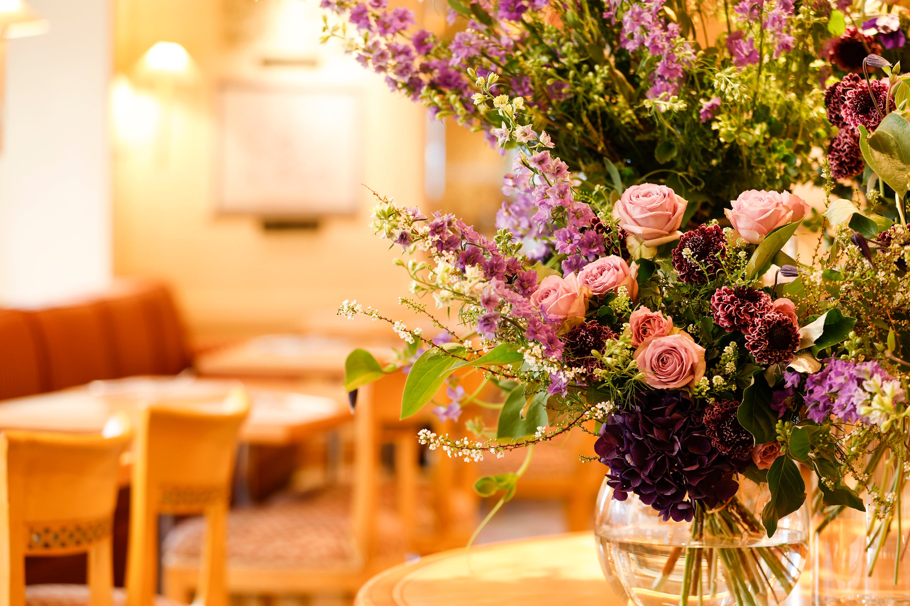 明るく開放的な店内で、お食事をお楽しみください