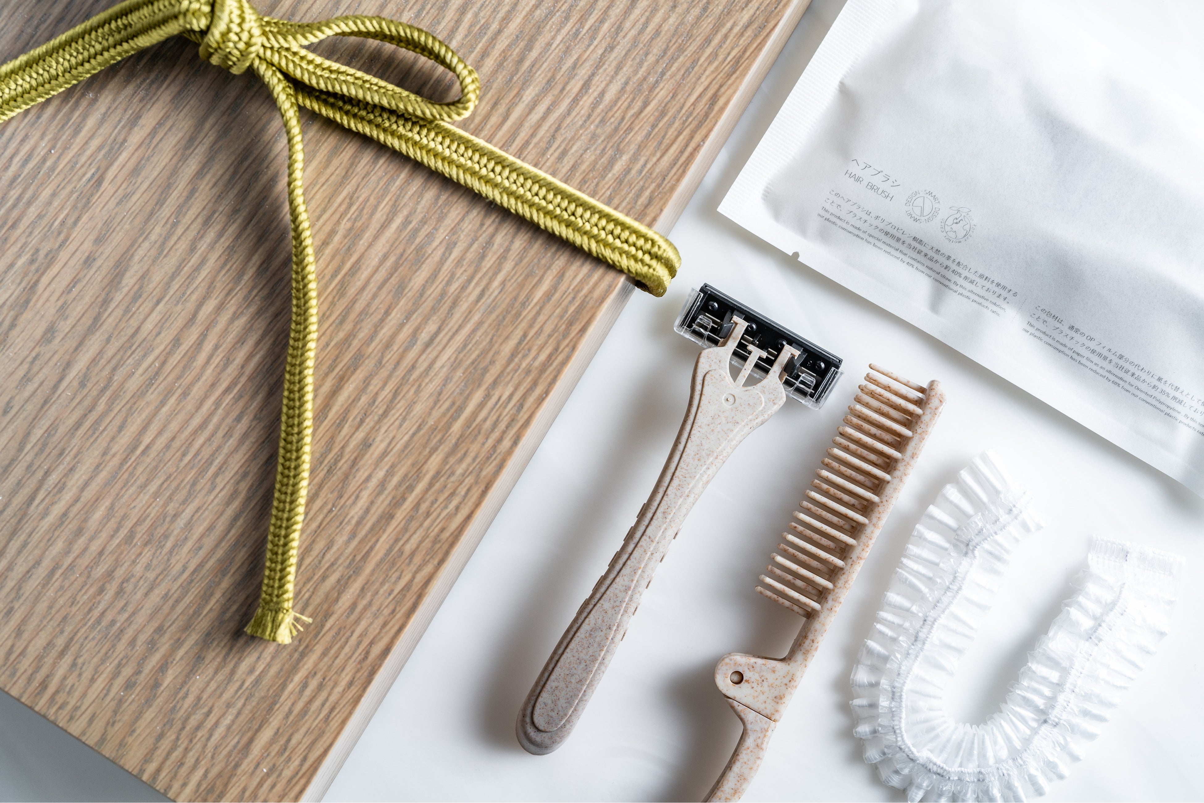 客室のアメニティと贈り物をイメージしたボックス