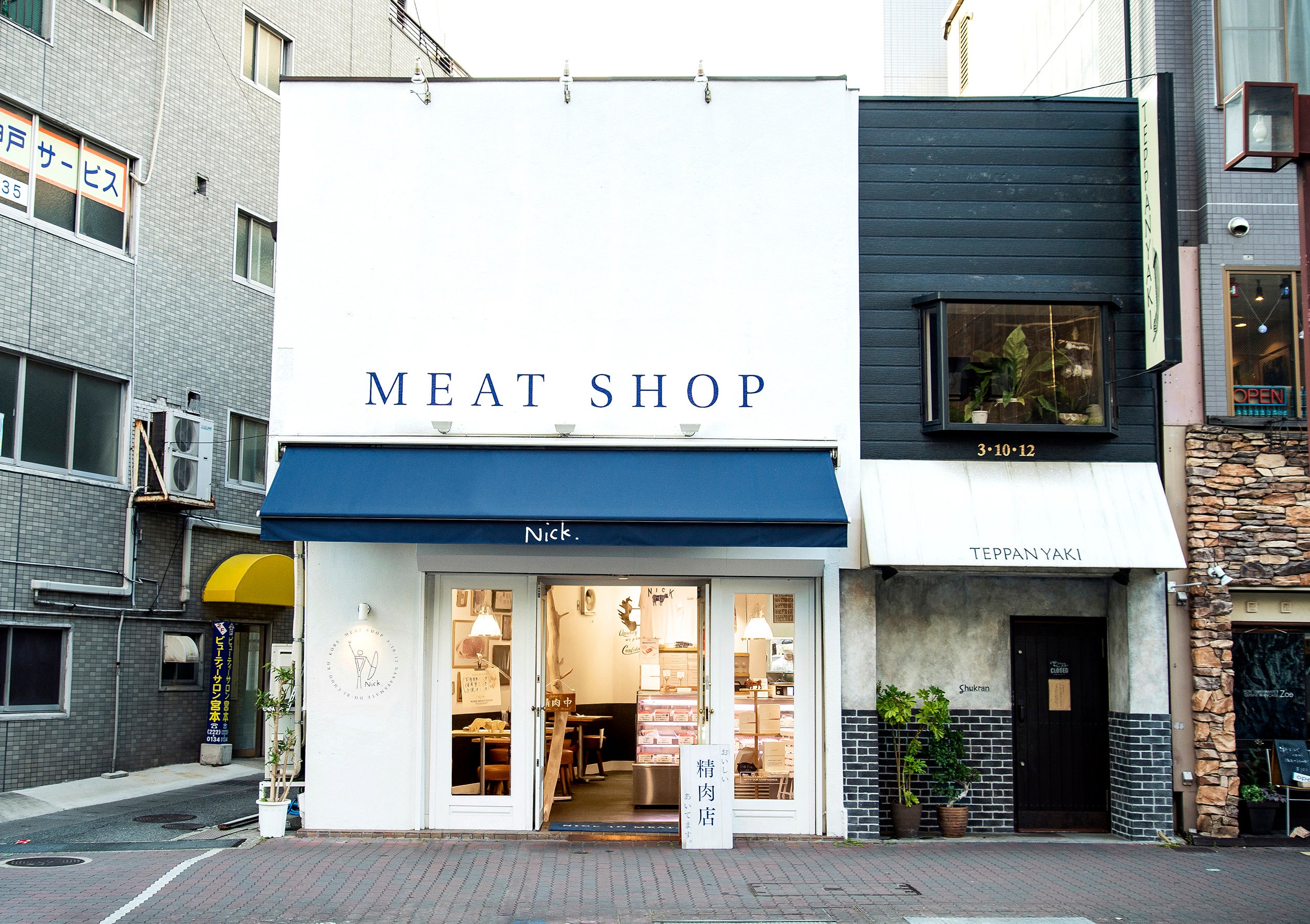 ネイビーブルーのオーニングテントが目印の「Nick」