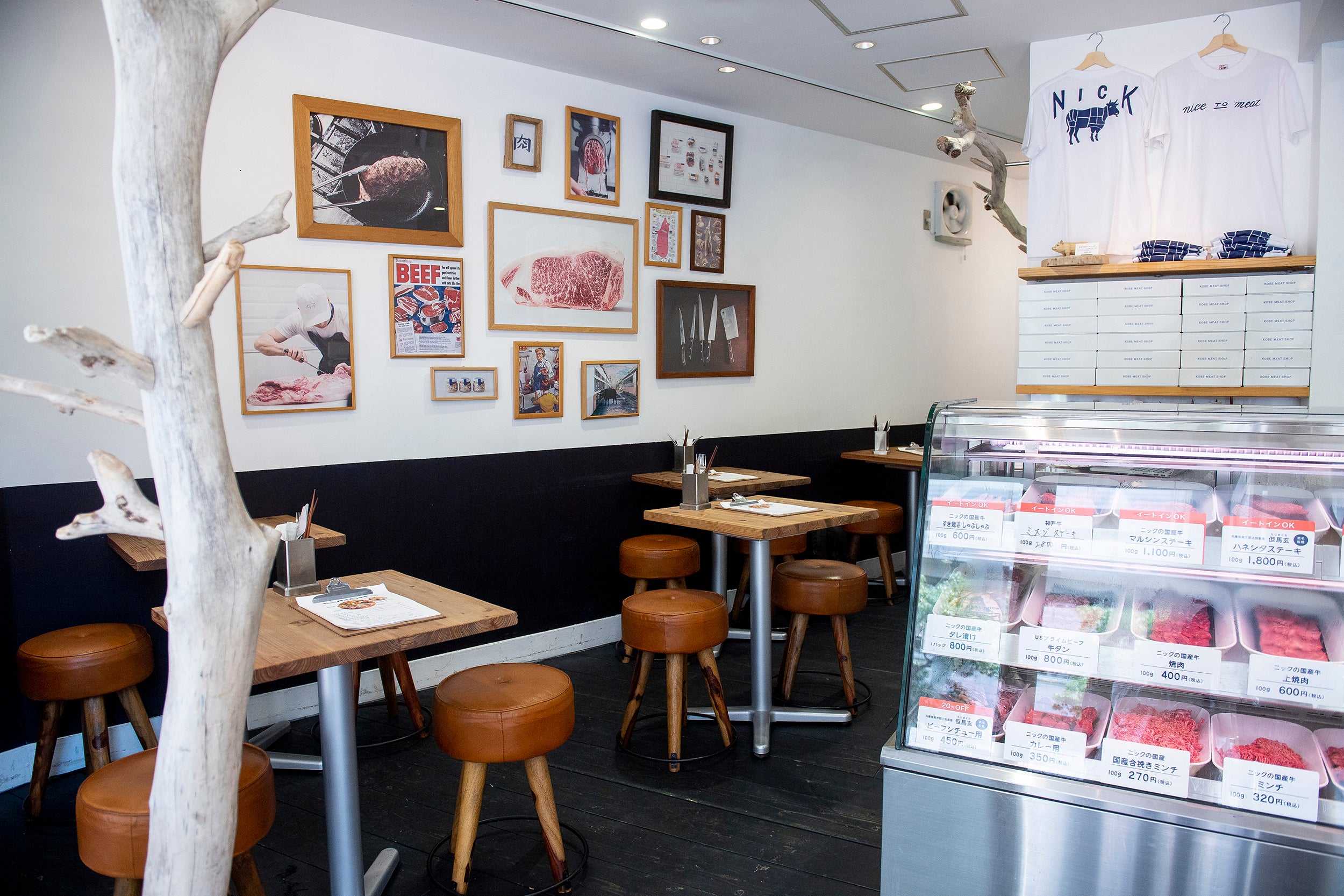 イートインスペースを併設した明るい店内