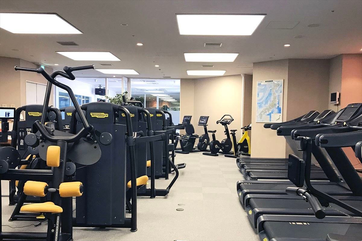 最新のトレーニングマシンがそろったジムエリア