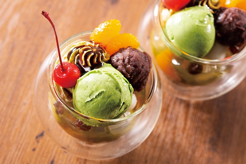 抹茶あんみつ風パフェ。　別添えの黒蜜をたっぷりかけてお召し上がりください。