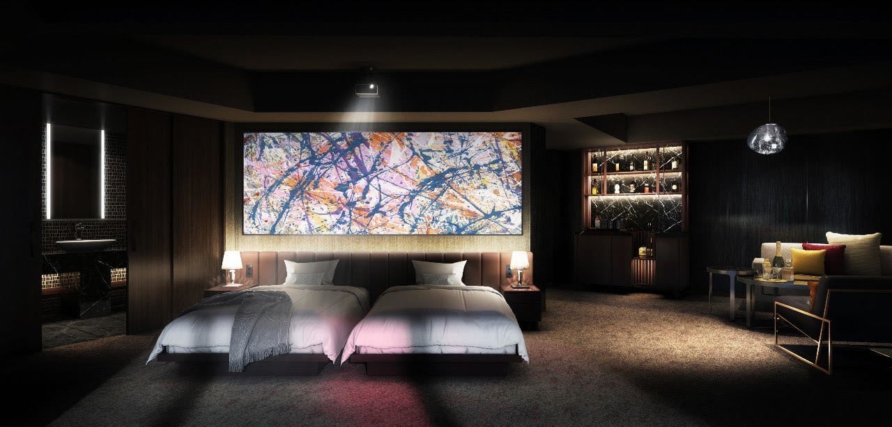 ▲カクテルモチーフのフルカラーライトが特徴の色を浴びる客室「キャンバス」スイート 　色が与える心理効果に基づき選定した4色のシーン設定により、部屋での体験をよりエモーショナルなものに。