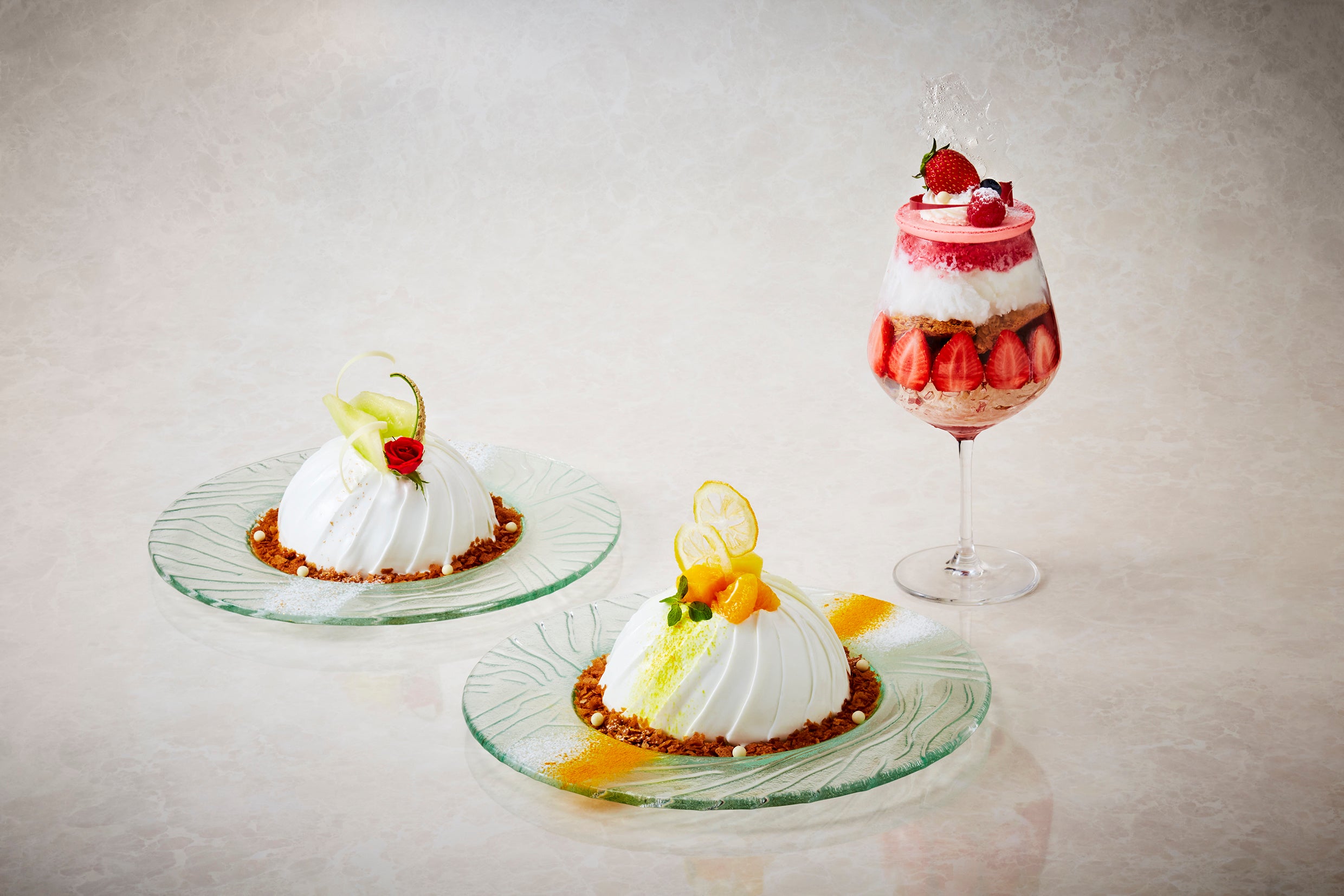 「スノードームケーキ」　“ミルクメロン”（左）、”レモン”（中央）、「スノーパフェ」　”ストロベリー”（右）