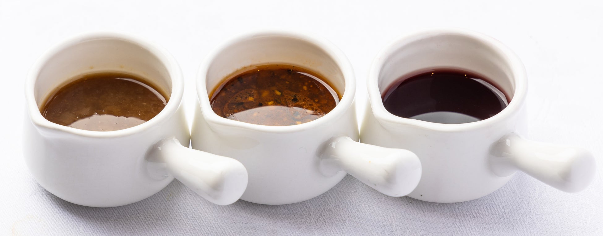 (写真左から)ジャポネーズソース、オリエンタルソース、赤ワインソース