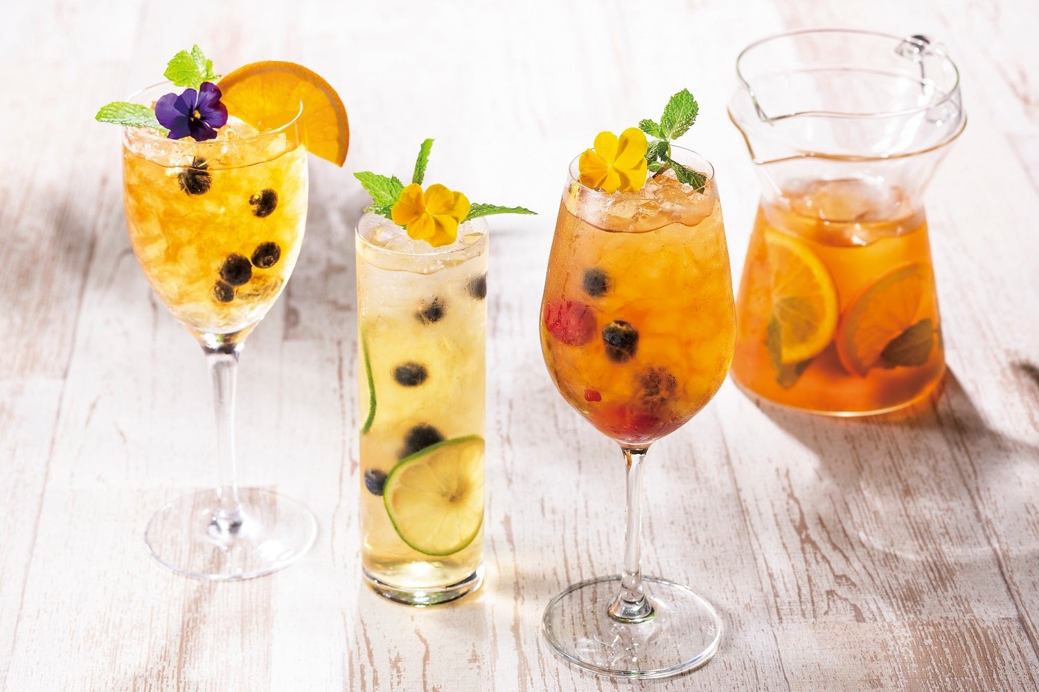 ▲ SIROCCO「フルーツアイスティー」ガラスポットで蒸らしたSIROCCOティーを、氷の入ったガラスジャグに注いで急冷してお召し上がりいただくので 作りたてのSIROCCOアイスティーをお楽しみいただけます。（イメージ） 