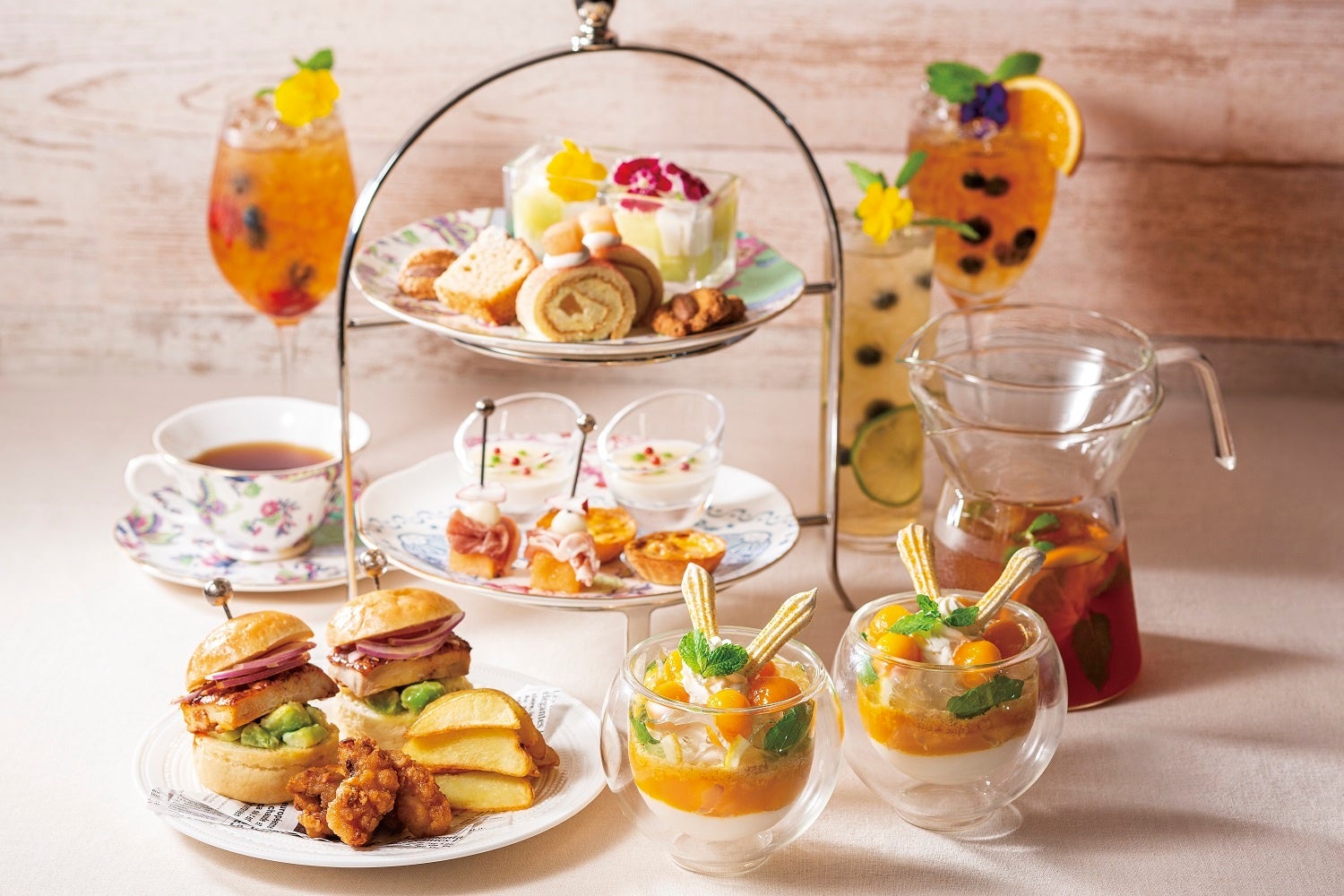 ▲ AFTERNOON TEA with SIROCCO“夏”。 　ガラスポットで蒸らしたSIROCCOティーを、氷の入ったガラスジャグに注いで急冷してお召し上がりいただくので  作りたてのSIROCCOアイスティーをお楽しみいただけます。