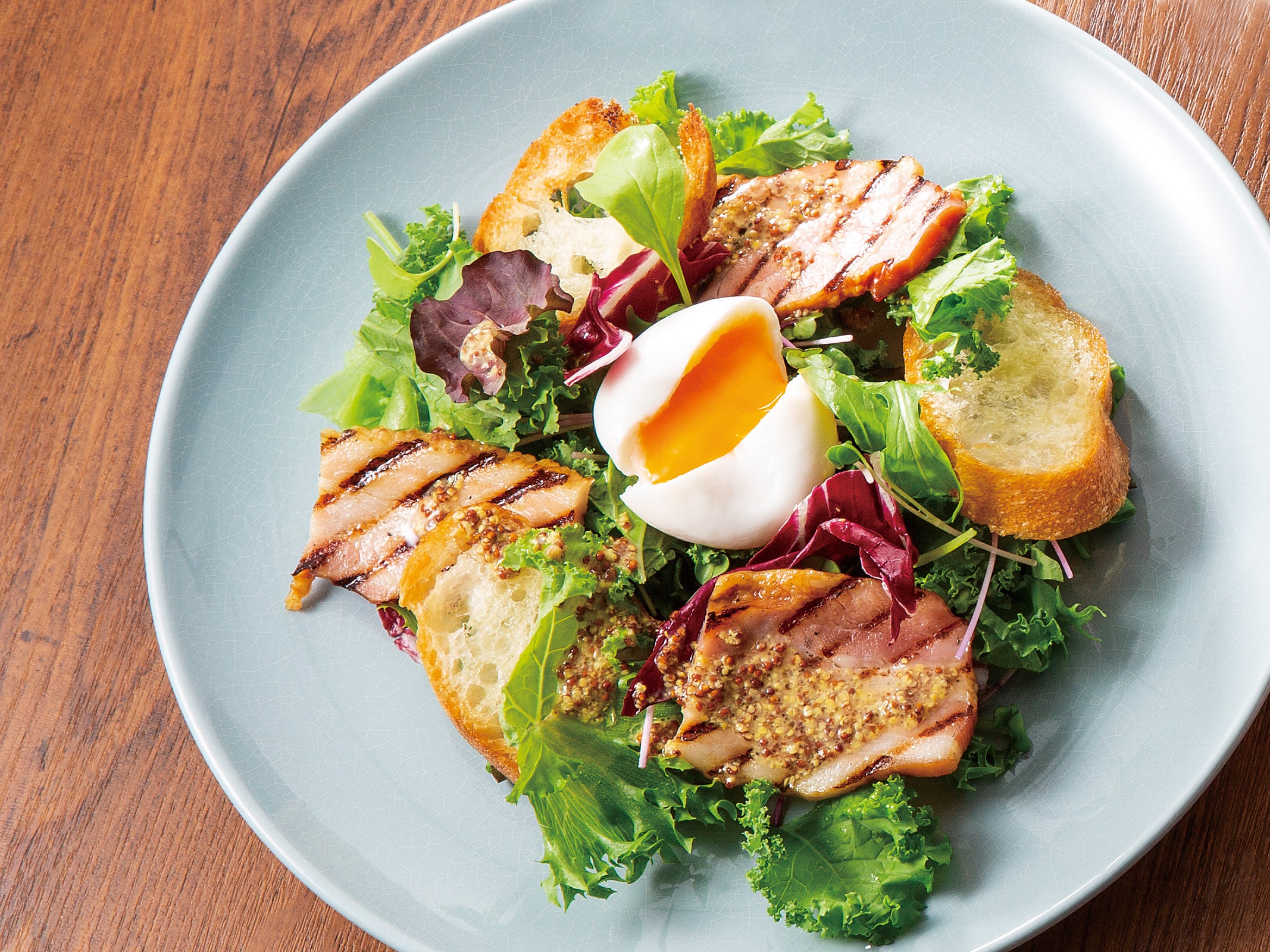 ▲画像はベーコンとトロトロの卵が美味しい 「ベーコン、ガーリックトースト 半熟卵のリヨン風サラダ」