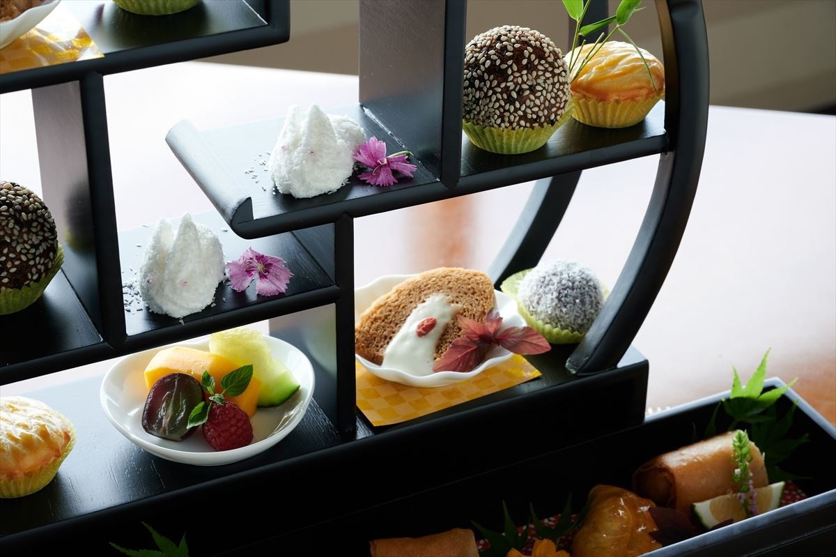 写真上段左より ・ウサギのマシュマロ　・チョコレートの胡麻団子　・南瓜とカスタード餡のタルト　 写真下段左より ・フルーツ盛り合わせ　・黒糖入り蒸しカステラ　・黒もち米のココナッツ蒸し団子