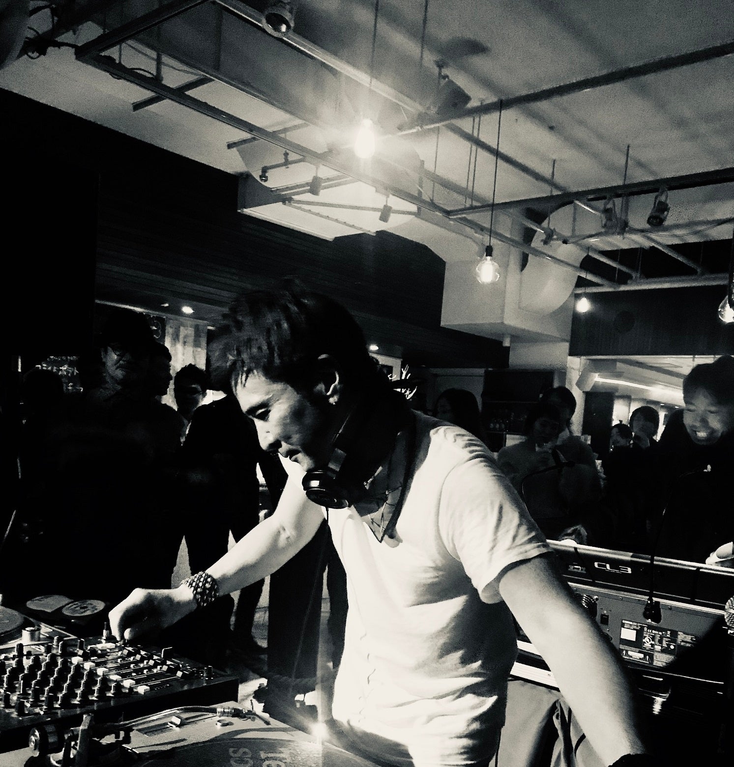 深夜までキャンバスラウンジ全体を音と光と映像 のミックスで盛り上げるDJライブ（写真はDJ LAVA）