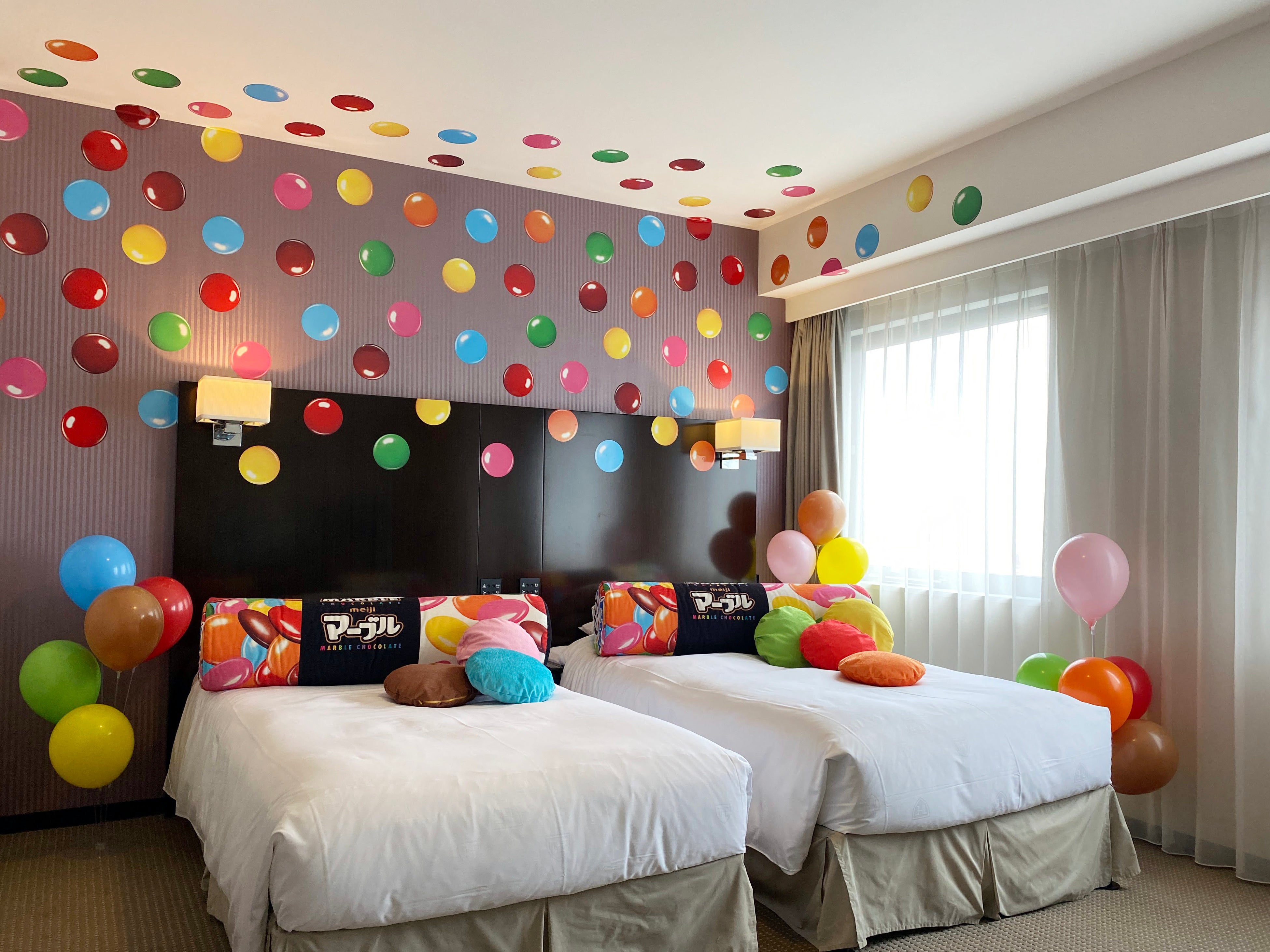 チョコが飛び出した？！ 　マーブルに囲まれたコラボルーム