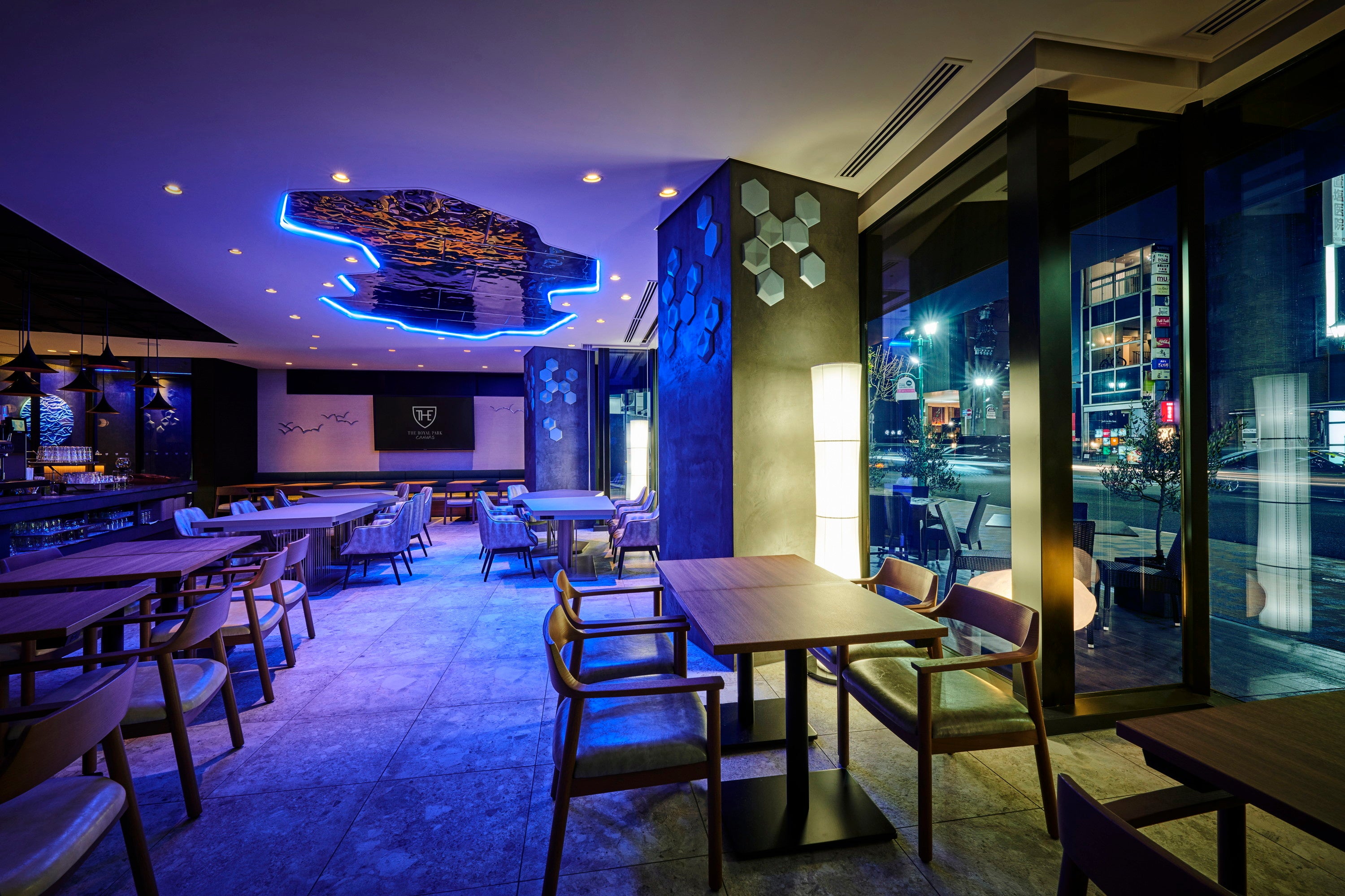 夜はチルアウトにもぴったりなキャンバスラウンジ