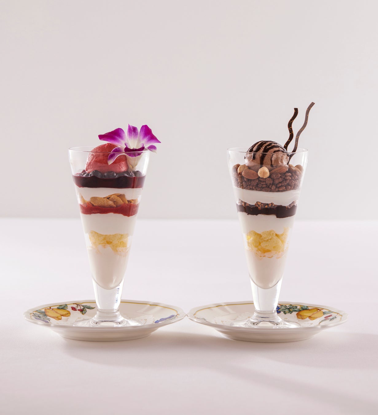 ベリーのパフェ・チョコレートのパフェ