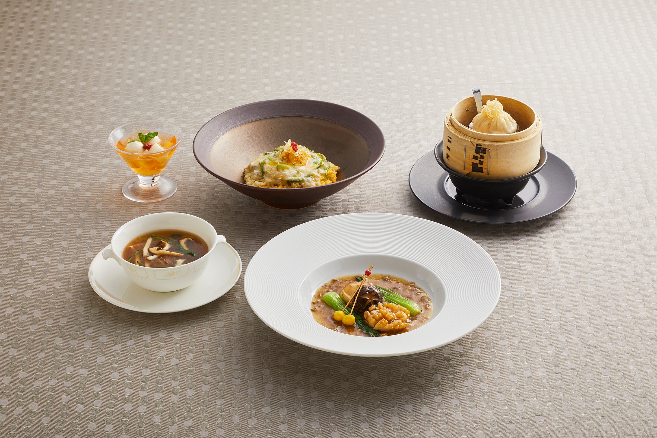 「美味彩華2022 白秋」ランチコース ※写真はA：魚介料理を選択した場合です。