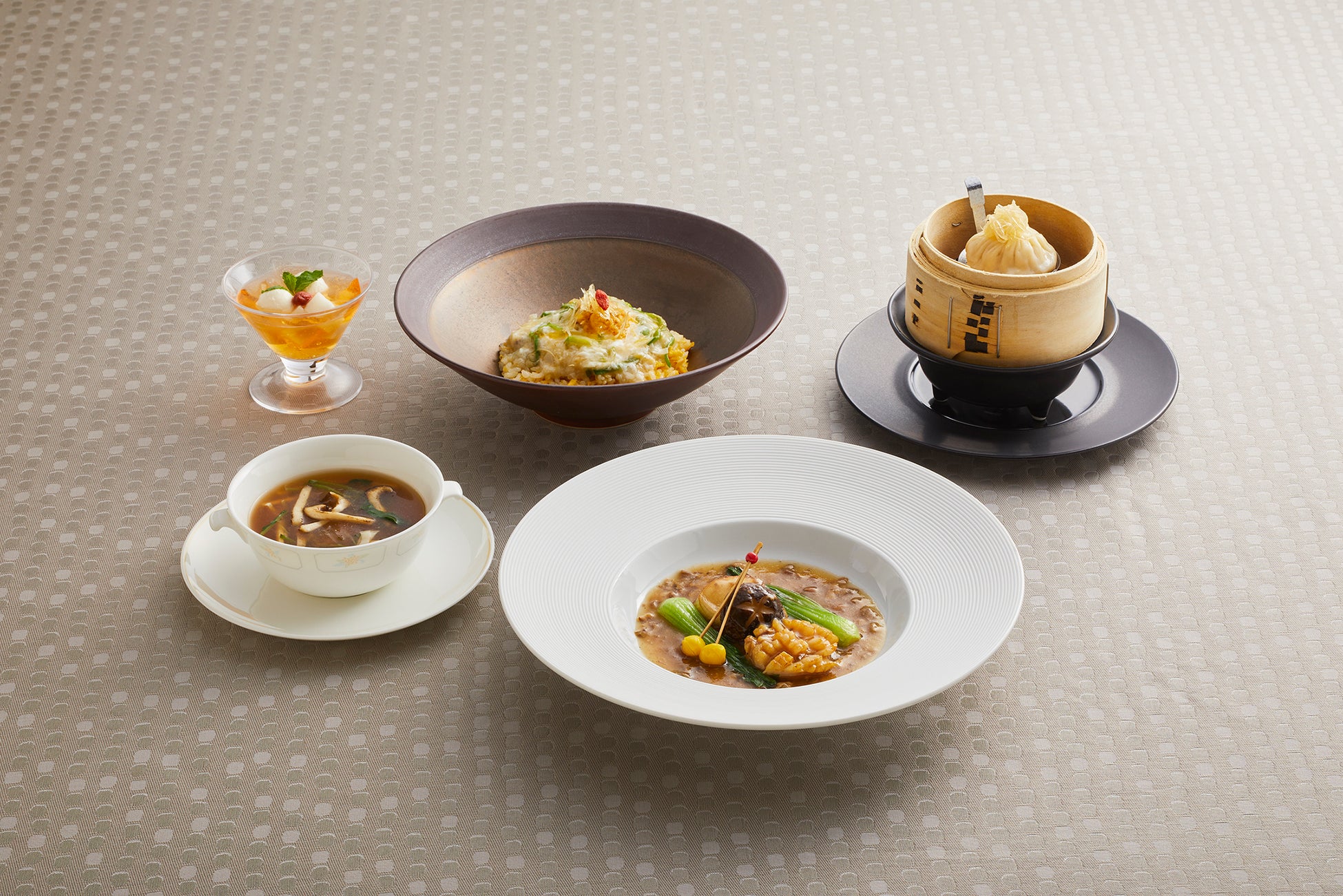 「美味彩華2022 白秋」ランチコース ※写真はA:魚介料理を選択した場合です。