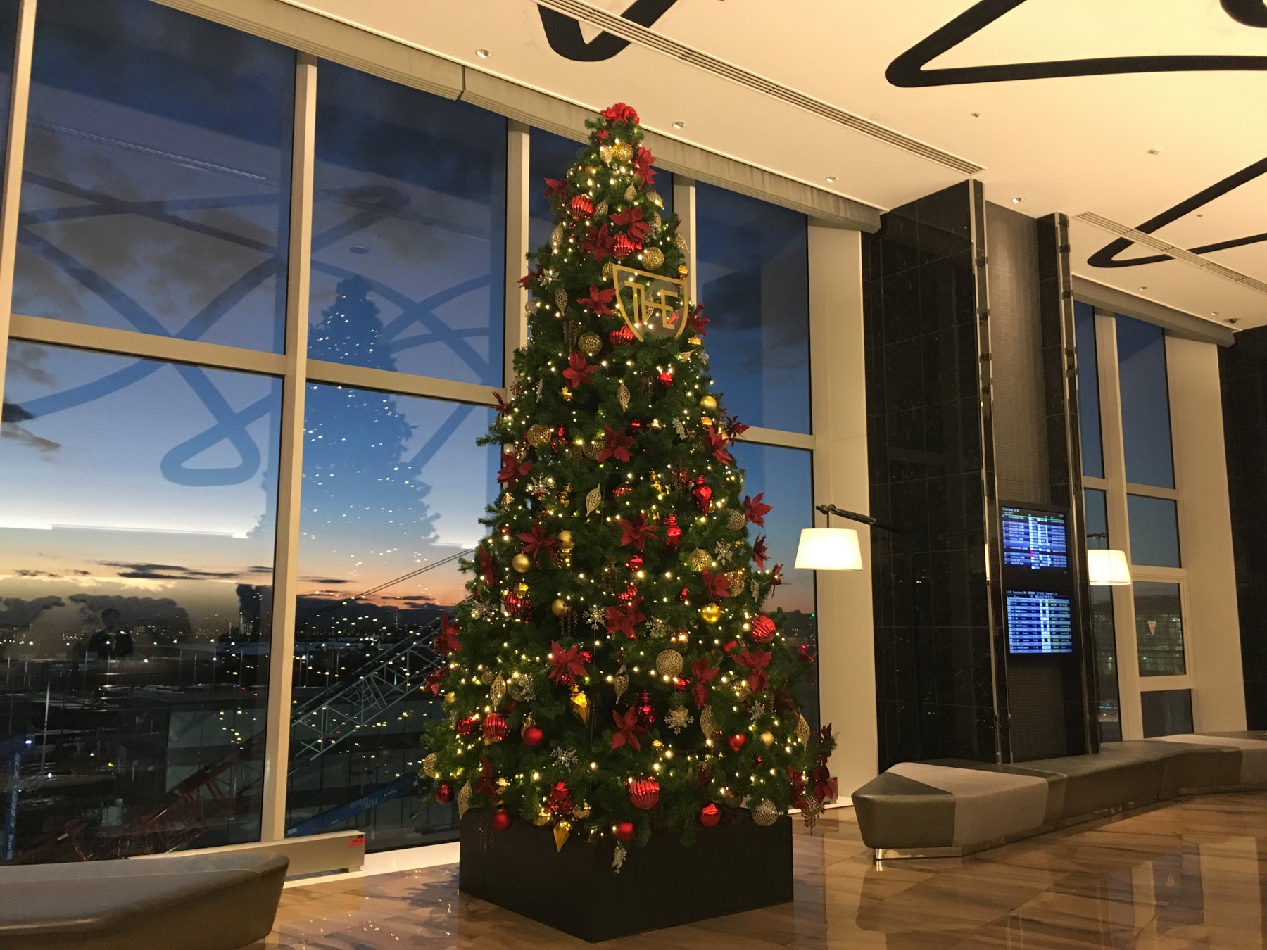 クリスマスツリー(画像は2019年ロビー展示時のものです)