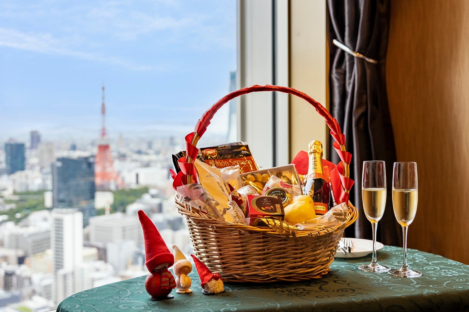 おつまみやスイーツが詰まったクリスマスハンパー