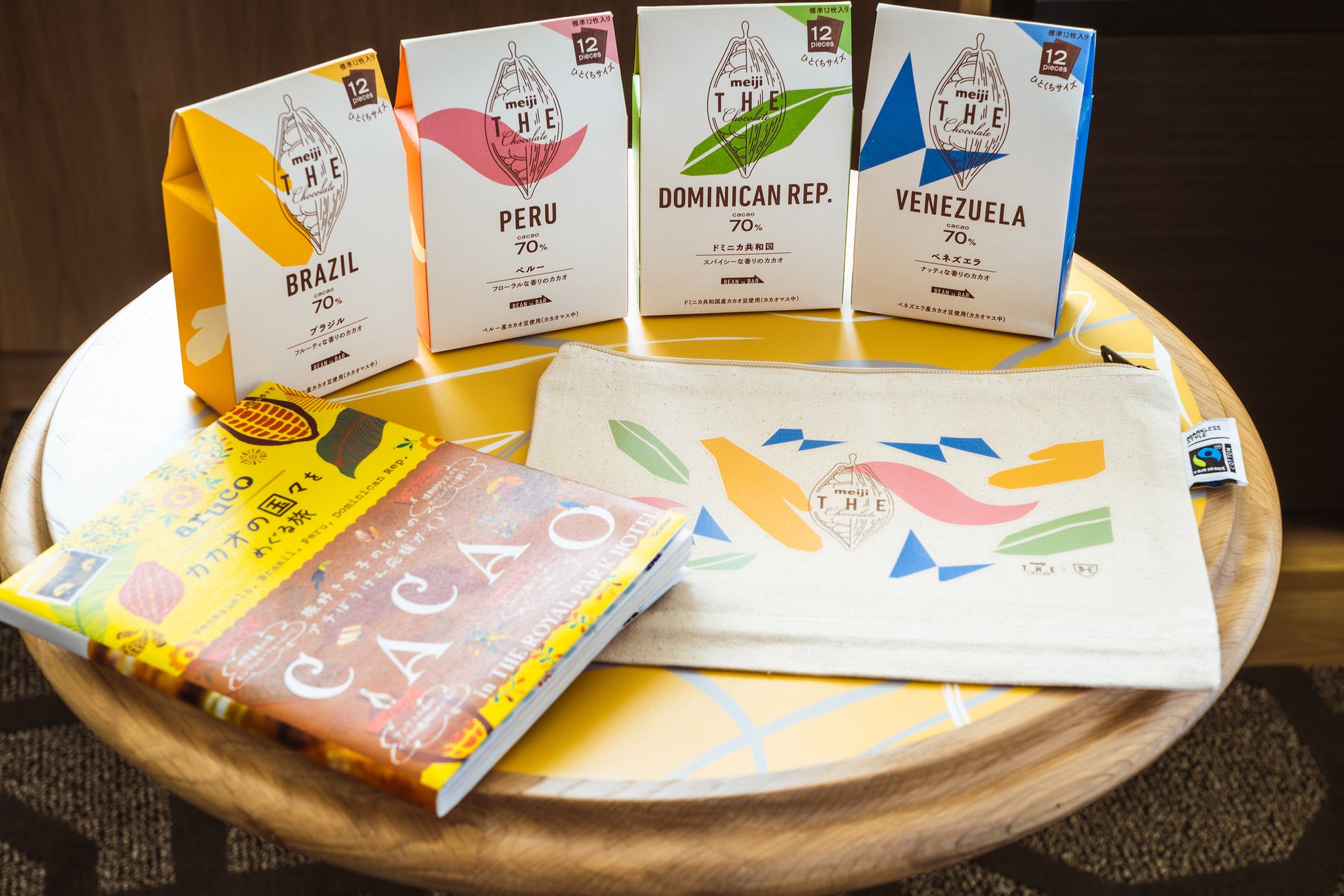 お土産(オリジナルハンドブック、オリジナルポーチ、「明治 ザ・チョコレート」4種)