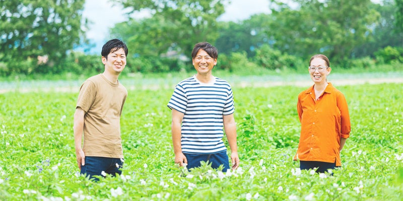 「アンビシャスファーム」にて北海道らしい風景の中、対談が行われた