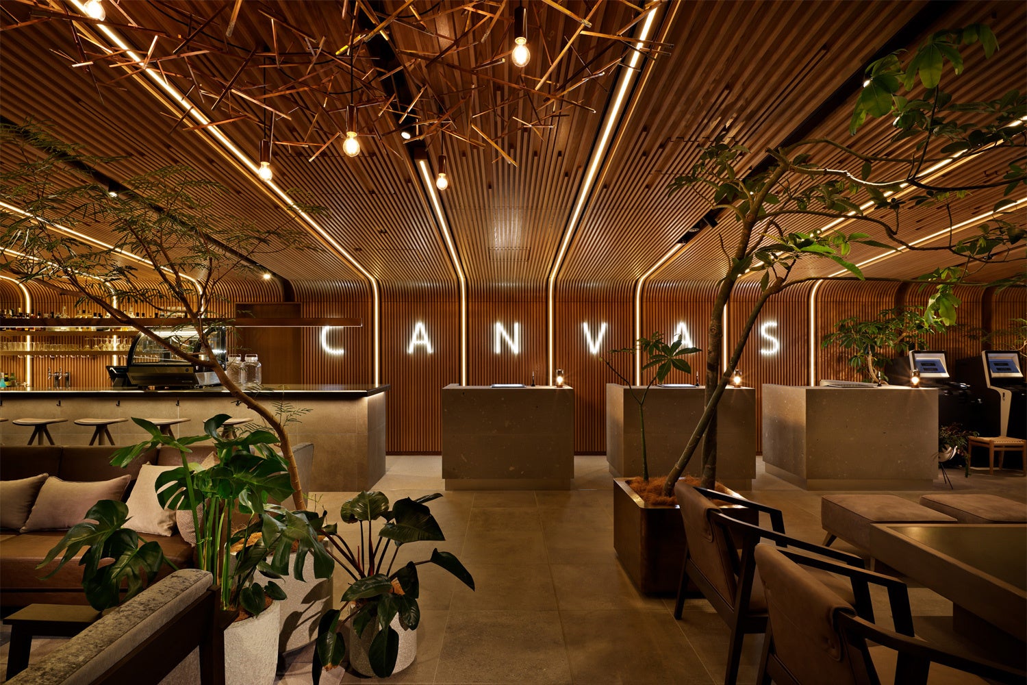 ホテルの象徴的空間であるCANVAS LOUNGE