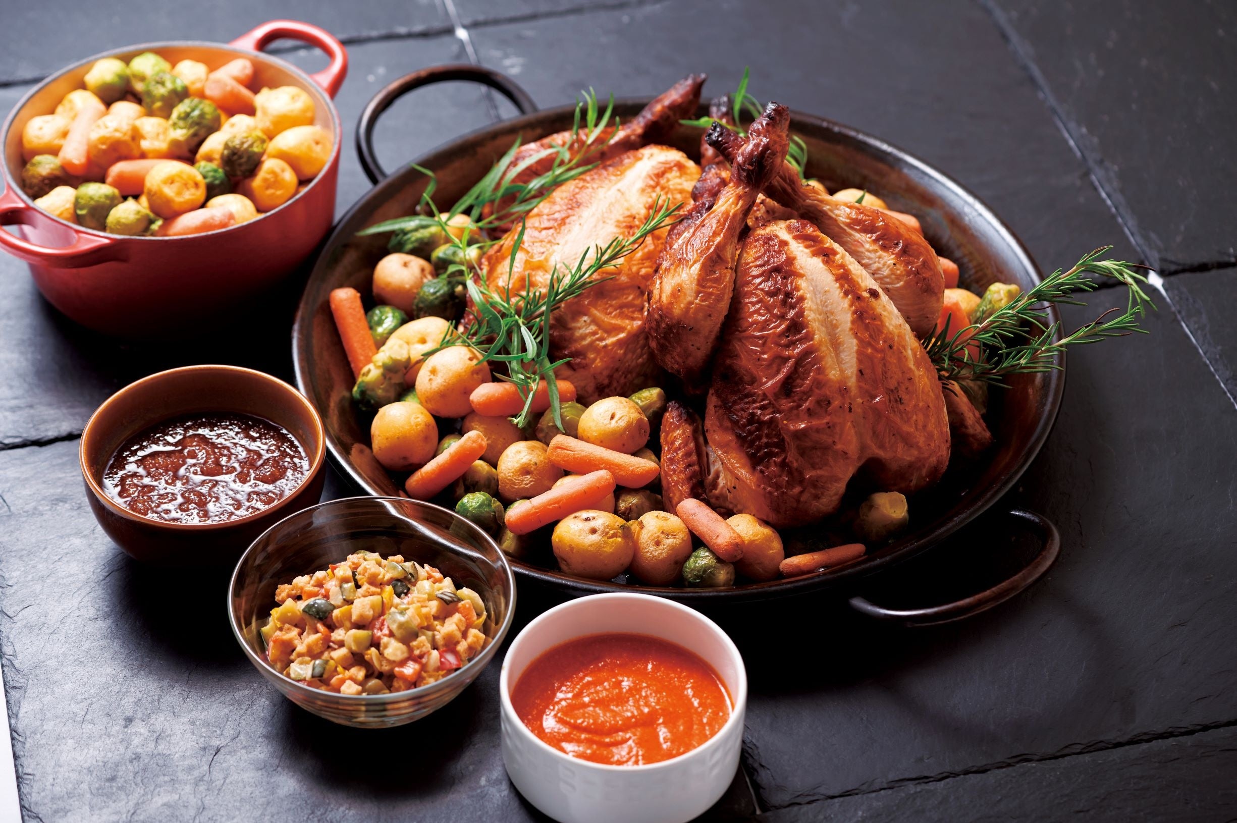 ハーブ香る塩こうじを使ったローストチキン　お好みのソースにて