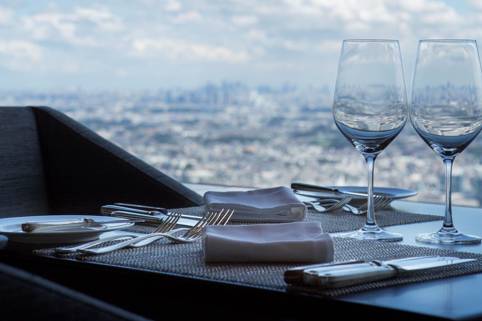 地上277ｍからの絶景とともに食事を楽しむことができる