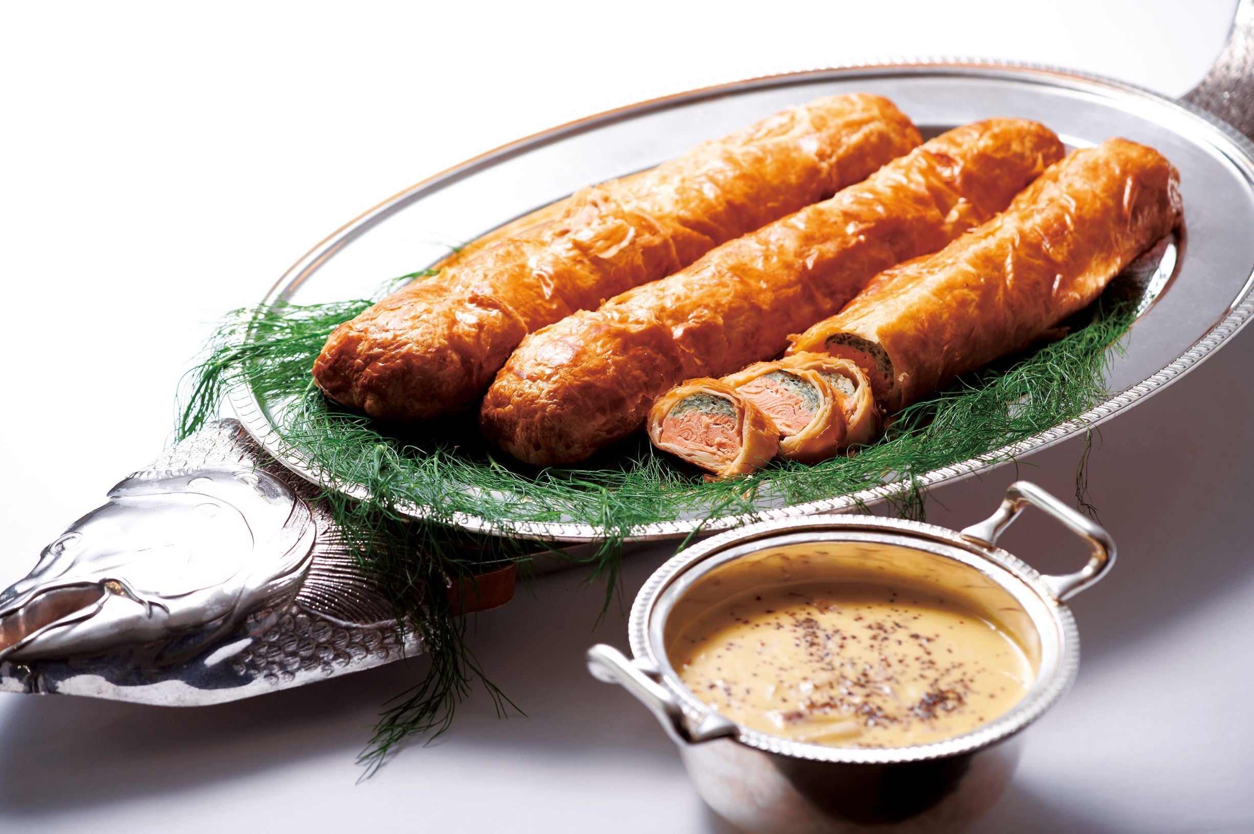 サーモンとほうれん草のクリビヤックパイ　カルボナーラソース ※土・日・祝日、12月19日（月）～23日（金）限定