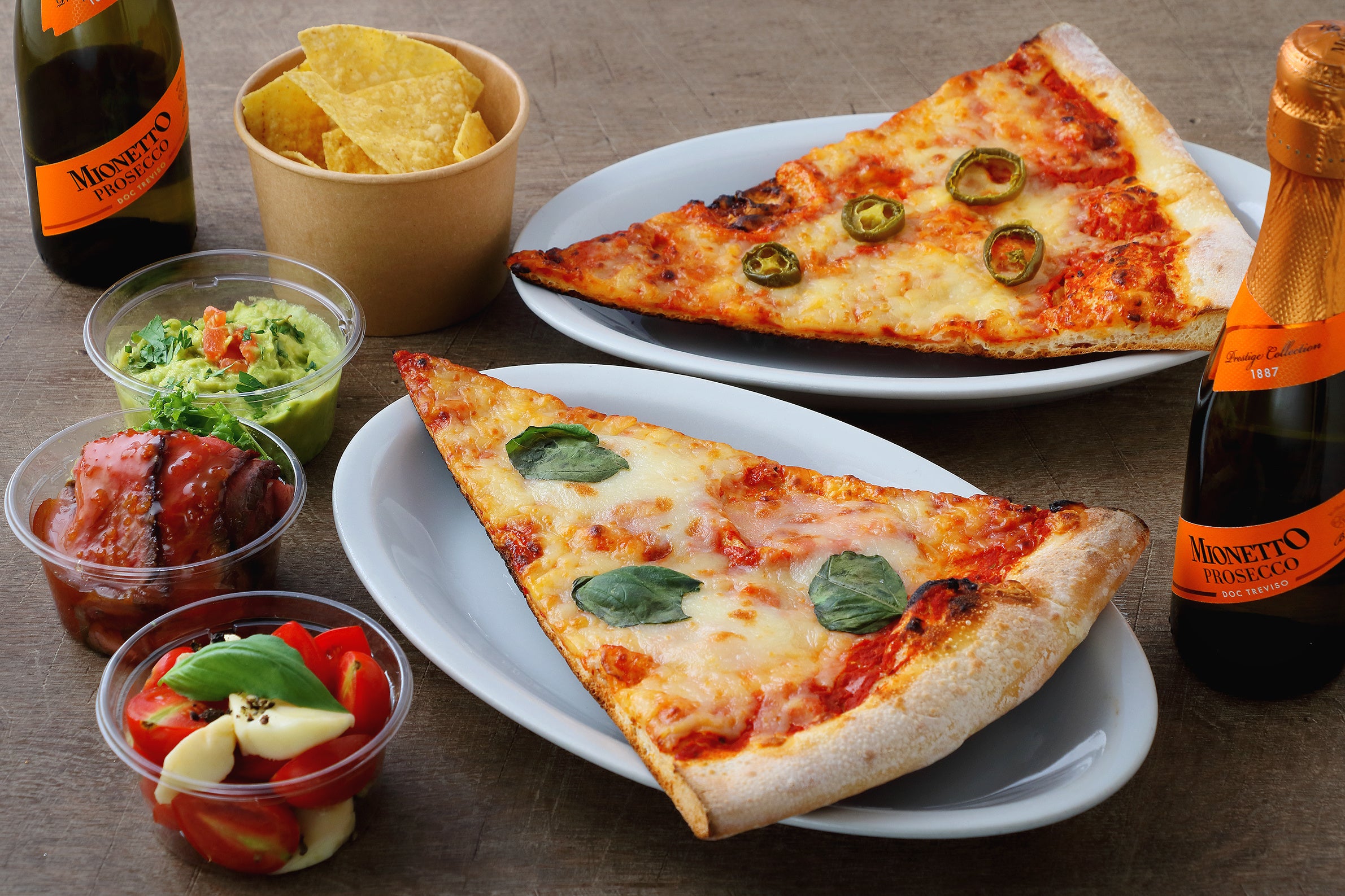 ピッツァ、チキン、カプレーゼなどのオードブルとドリンクのセット