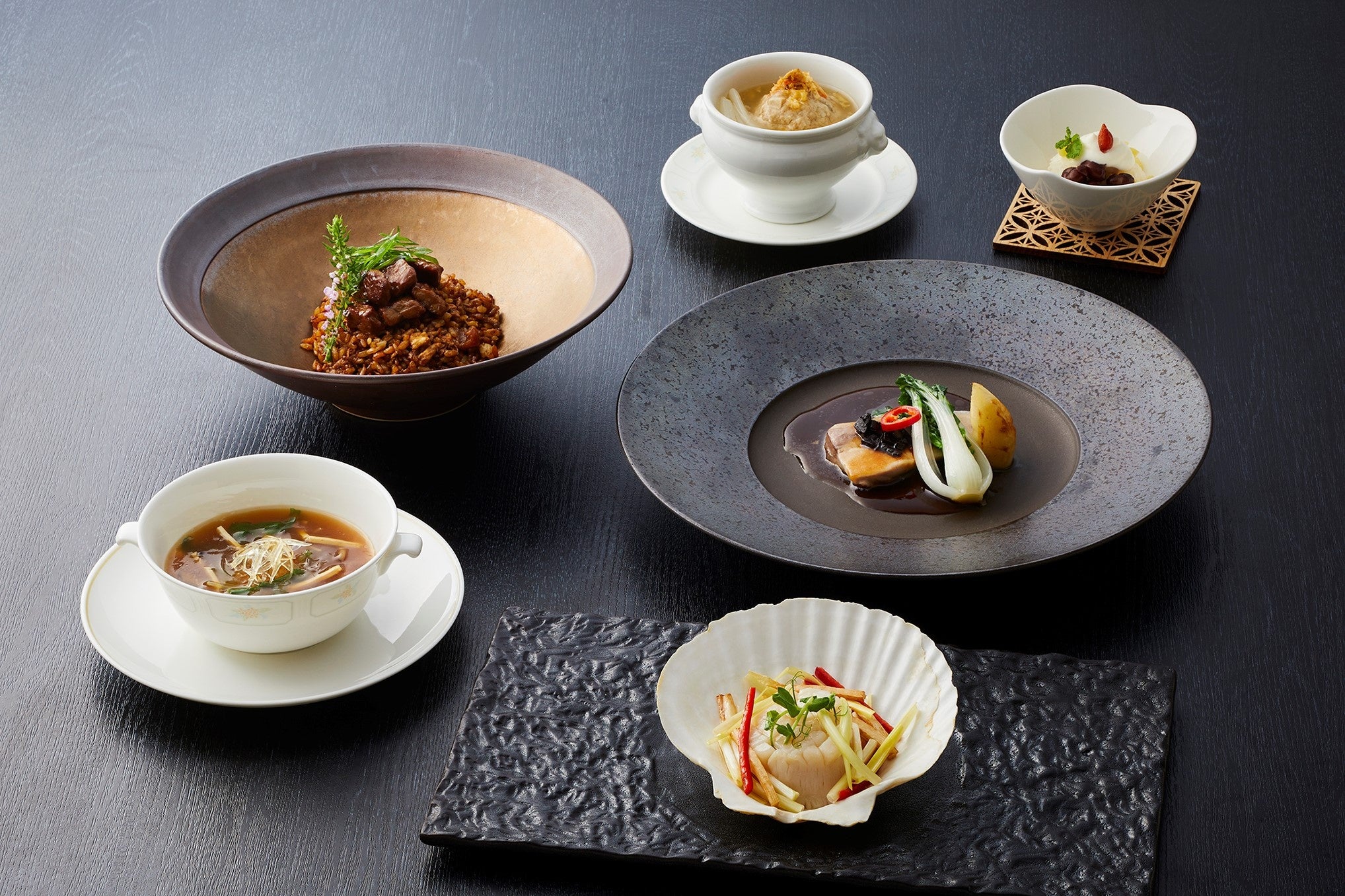 「美味彩華2022 玄冬」ランチコース ※写真はA：魚介料理を選択した場合です。