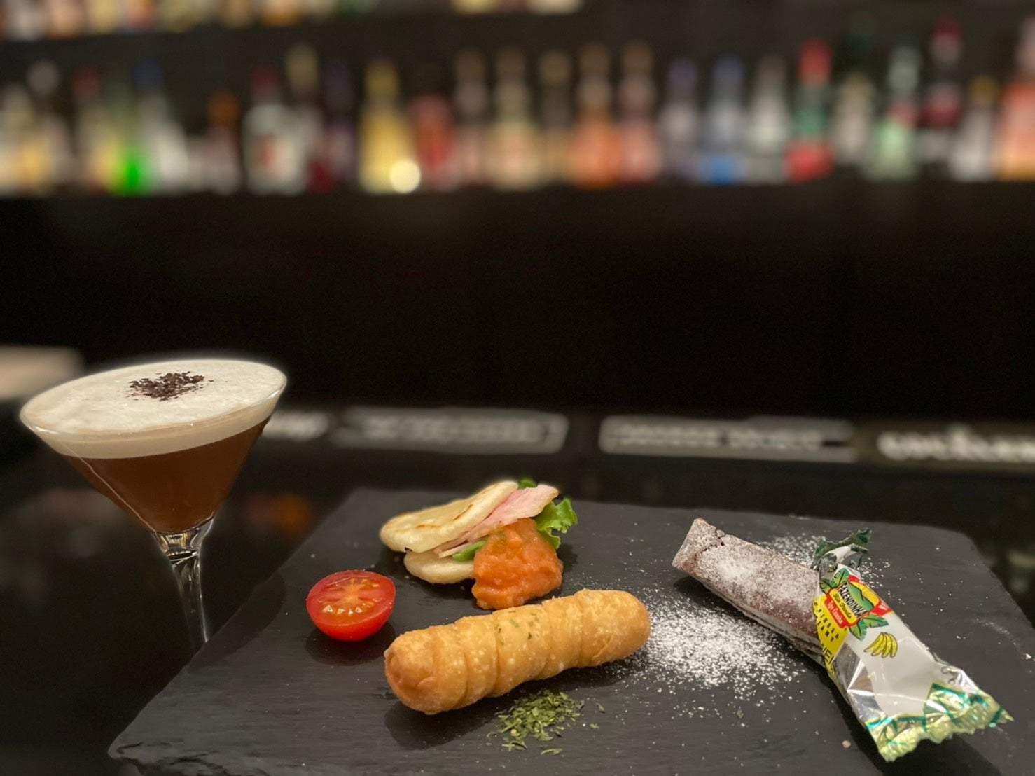 現地のスナックを取り揃えたプレートとオリジナルホットカクテル