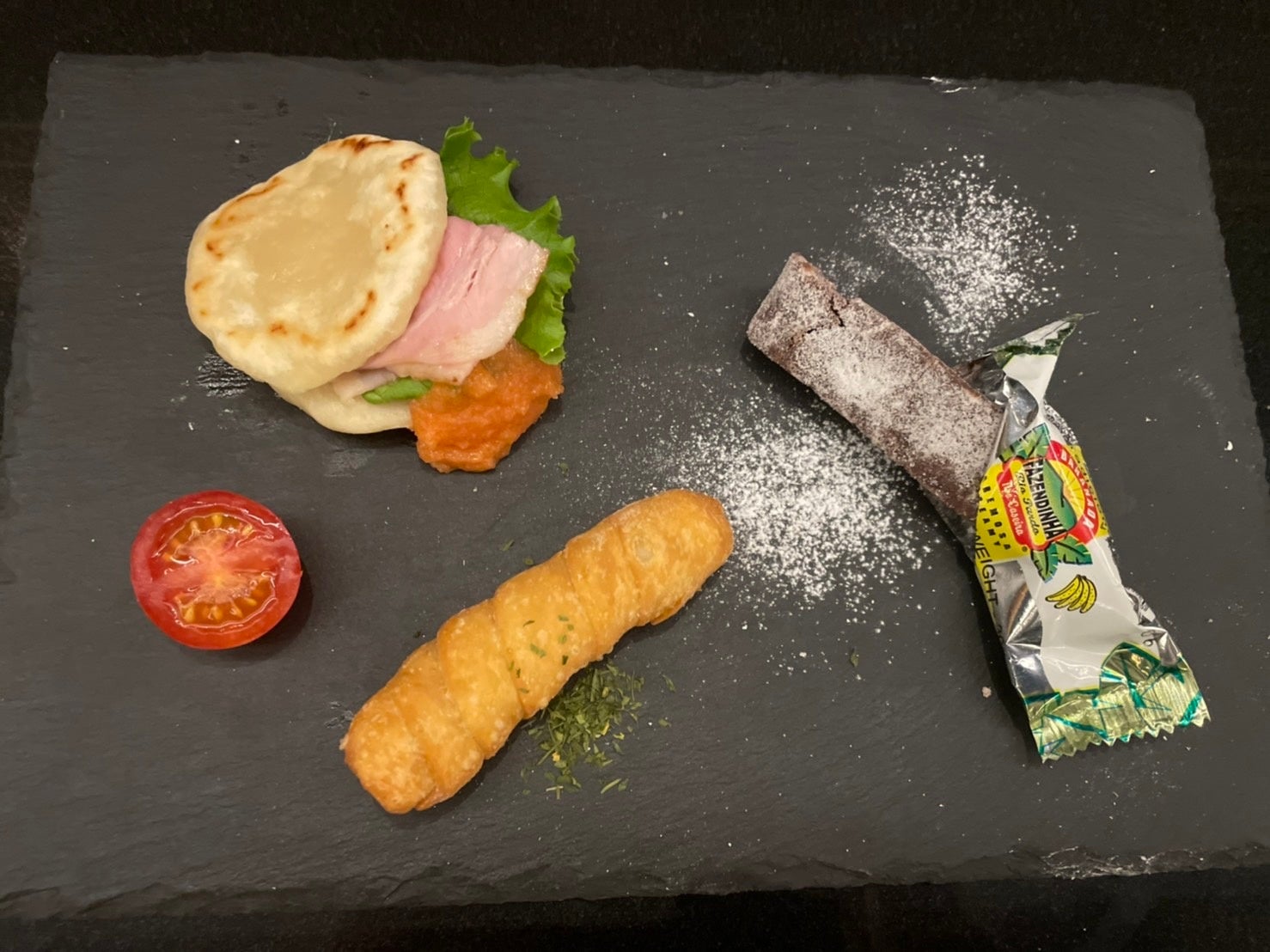 （画像左上から時計回りに）アレパ、バナナーダトラジショナル、チーズテケーニョ