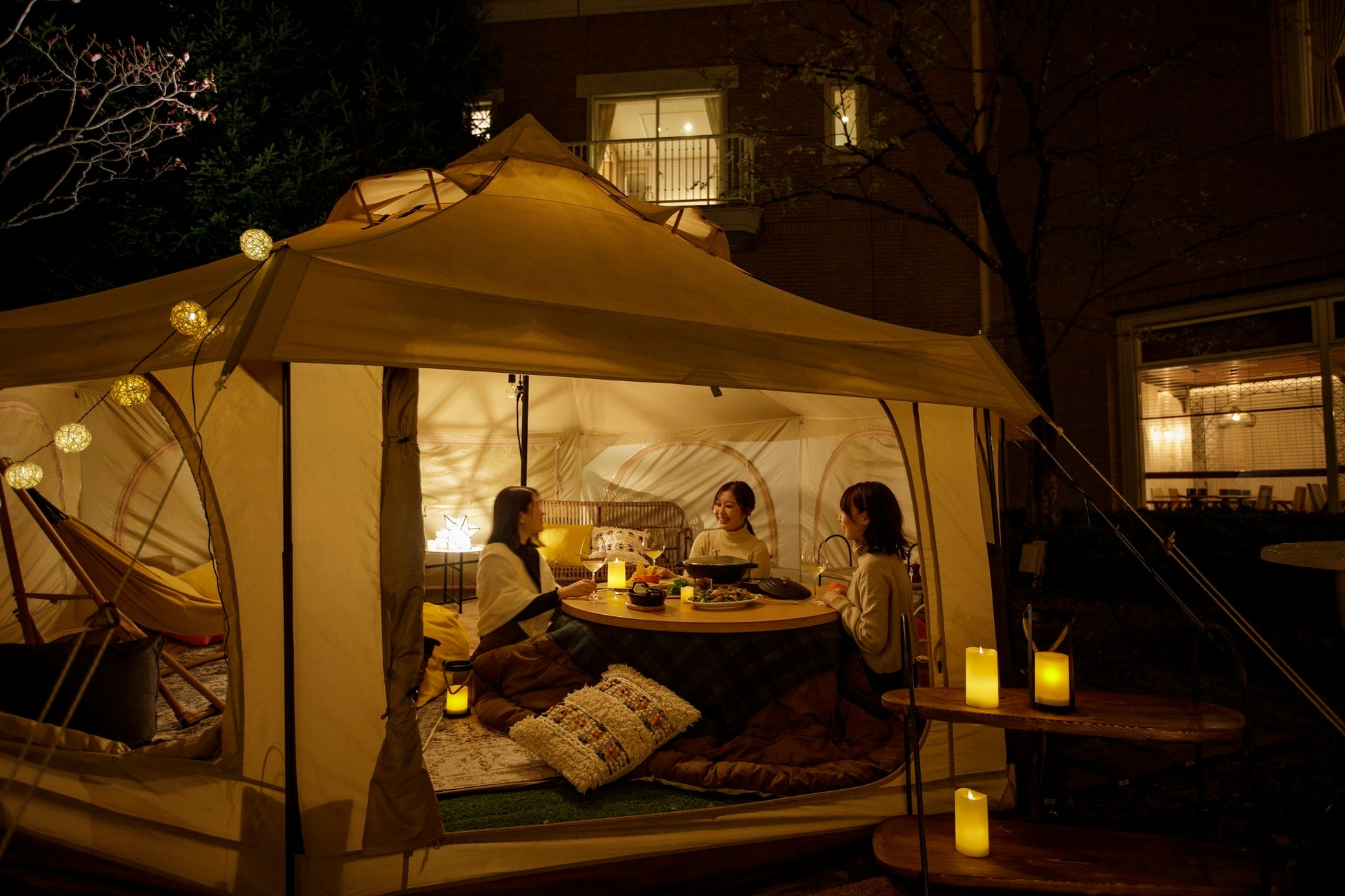 ガーデンの一角にあるテントでたのしむ「こたつグランピング」