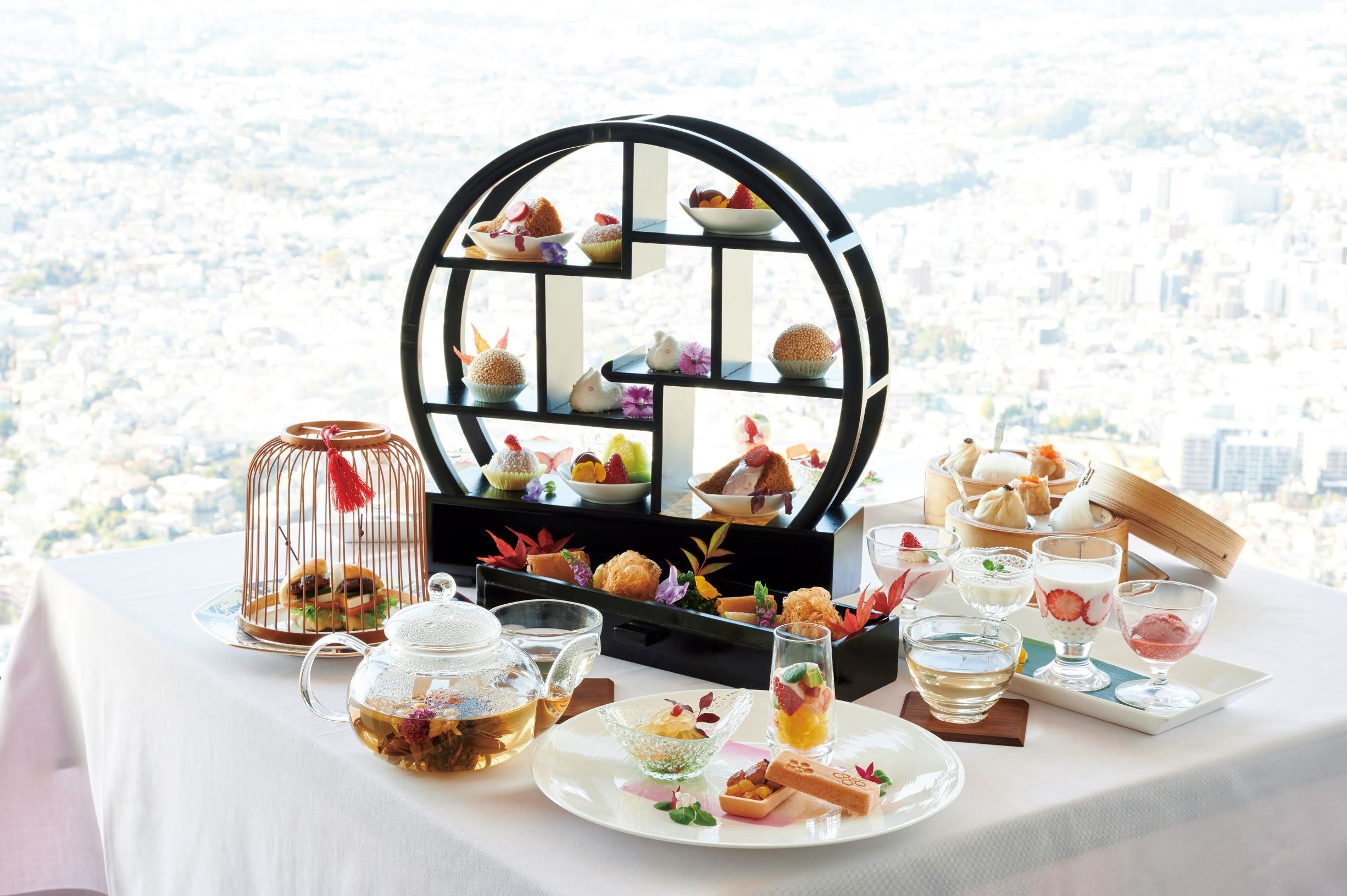 天空のチャイニーズアフタヌーンティー ―彩りいちごとあったか点心―（※写真は2名分）