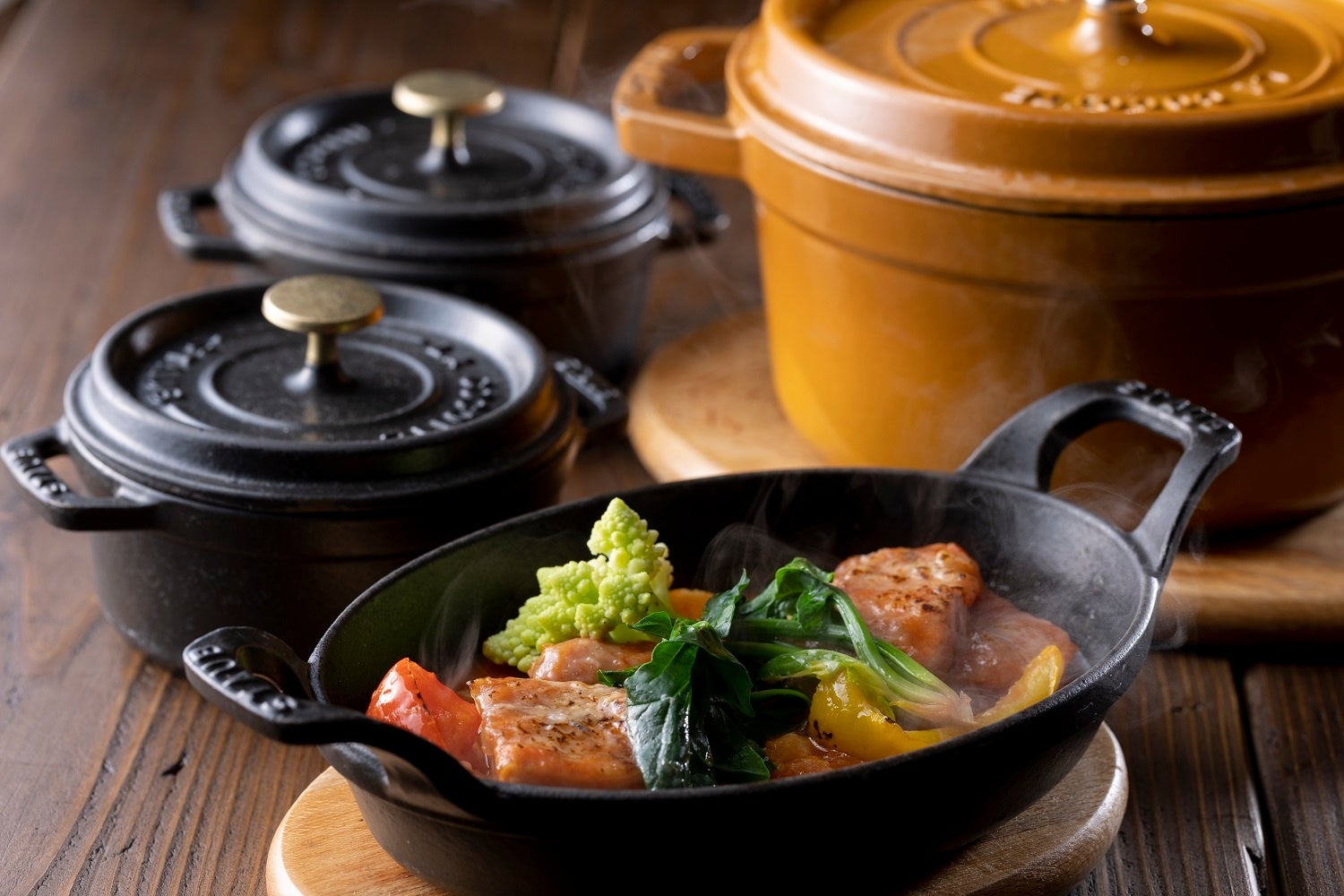 STAUB®鍋で仕上げる 岩手県産『岩中豚』と宮城県産『森林どり』のカスレ　契約農家福島県郡山『鈴木農場』の野菜と共に