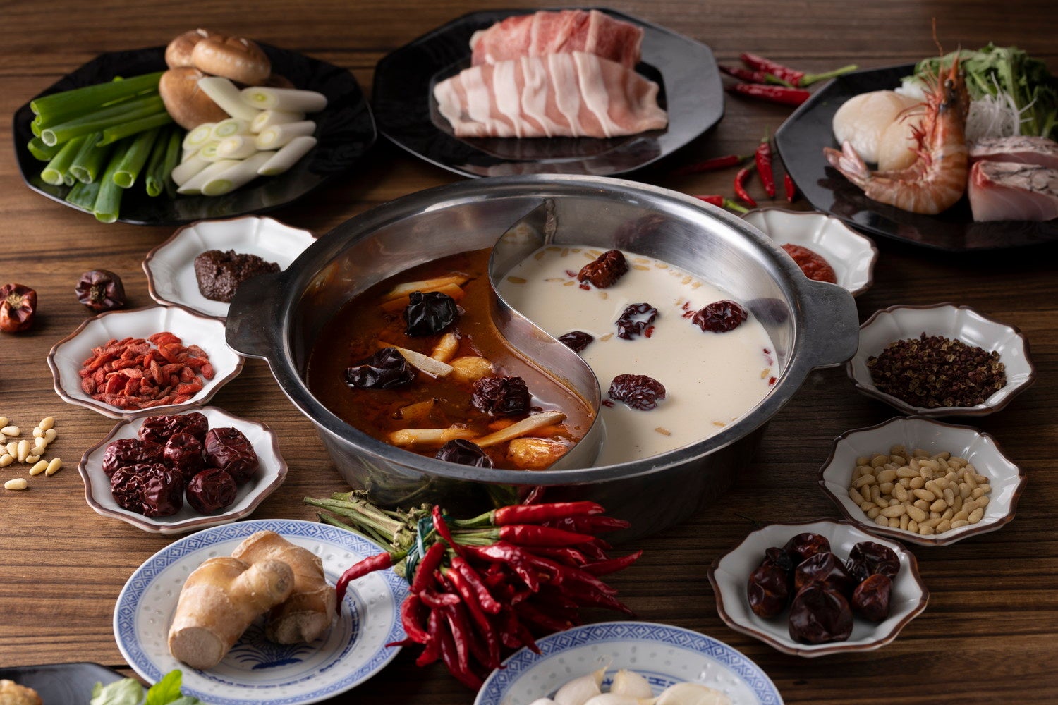 麻辣湯と白湯をたのしめる火鍋